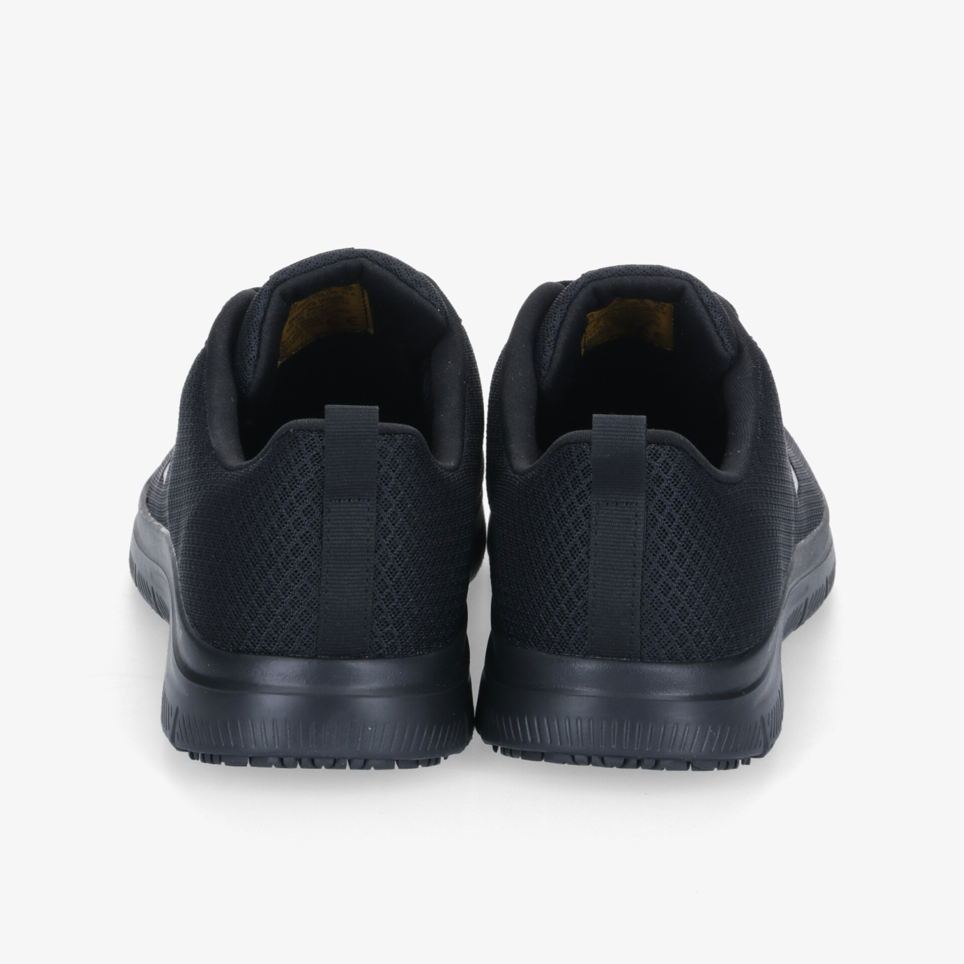 Schwarze Turnschuhe mit rutschfester Sohle und atmungsaktivem Obermaterial für maximalen Komfort.