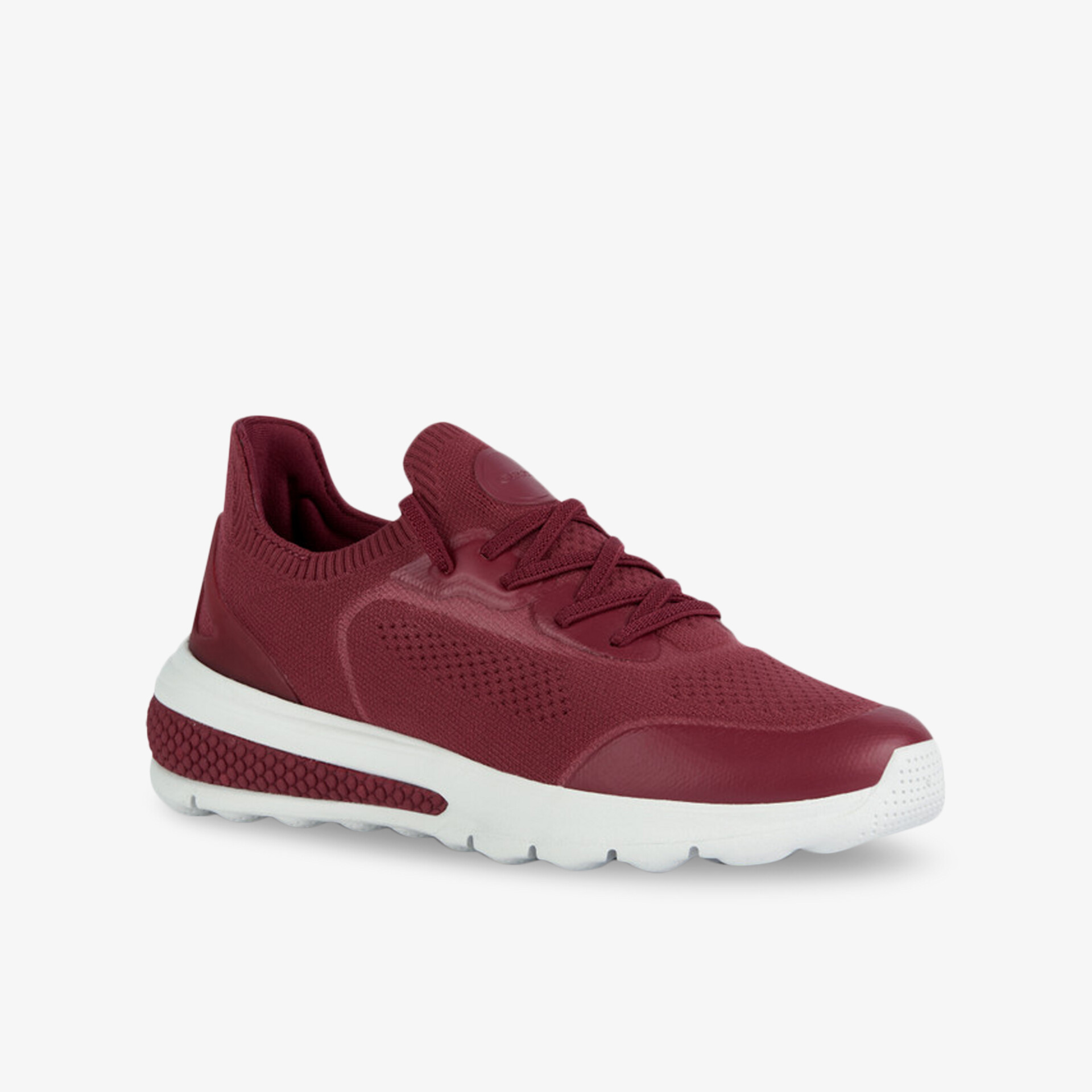 Moderner, burgunderfarbener Sneaker mit robuster weißer Sohle für optimalen Komfort und stilvolle Sportlichkeit.