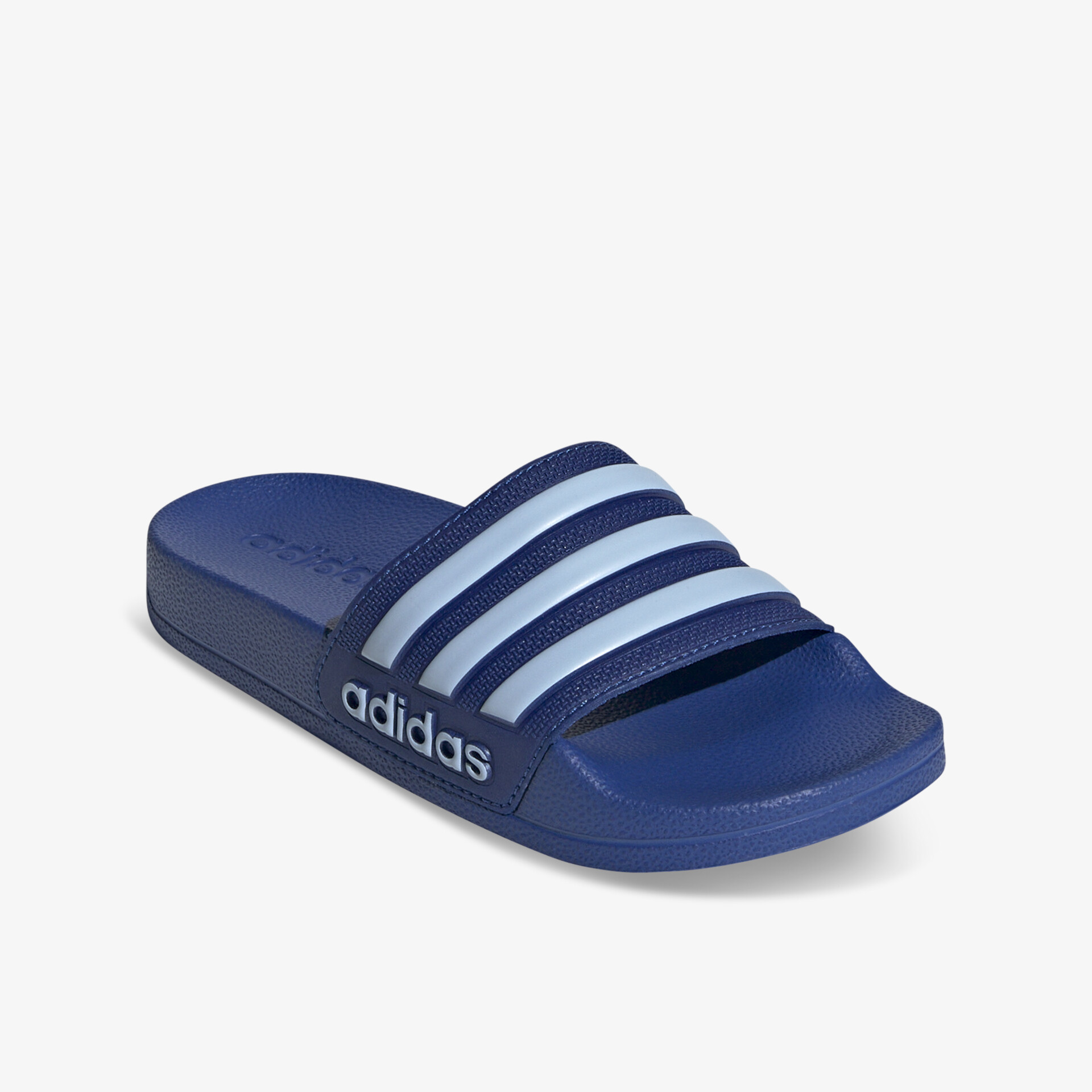 Blauer Adidas Badeschlappen mit drei hellblauen Streifen, komfortabel und leicht zu tragen