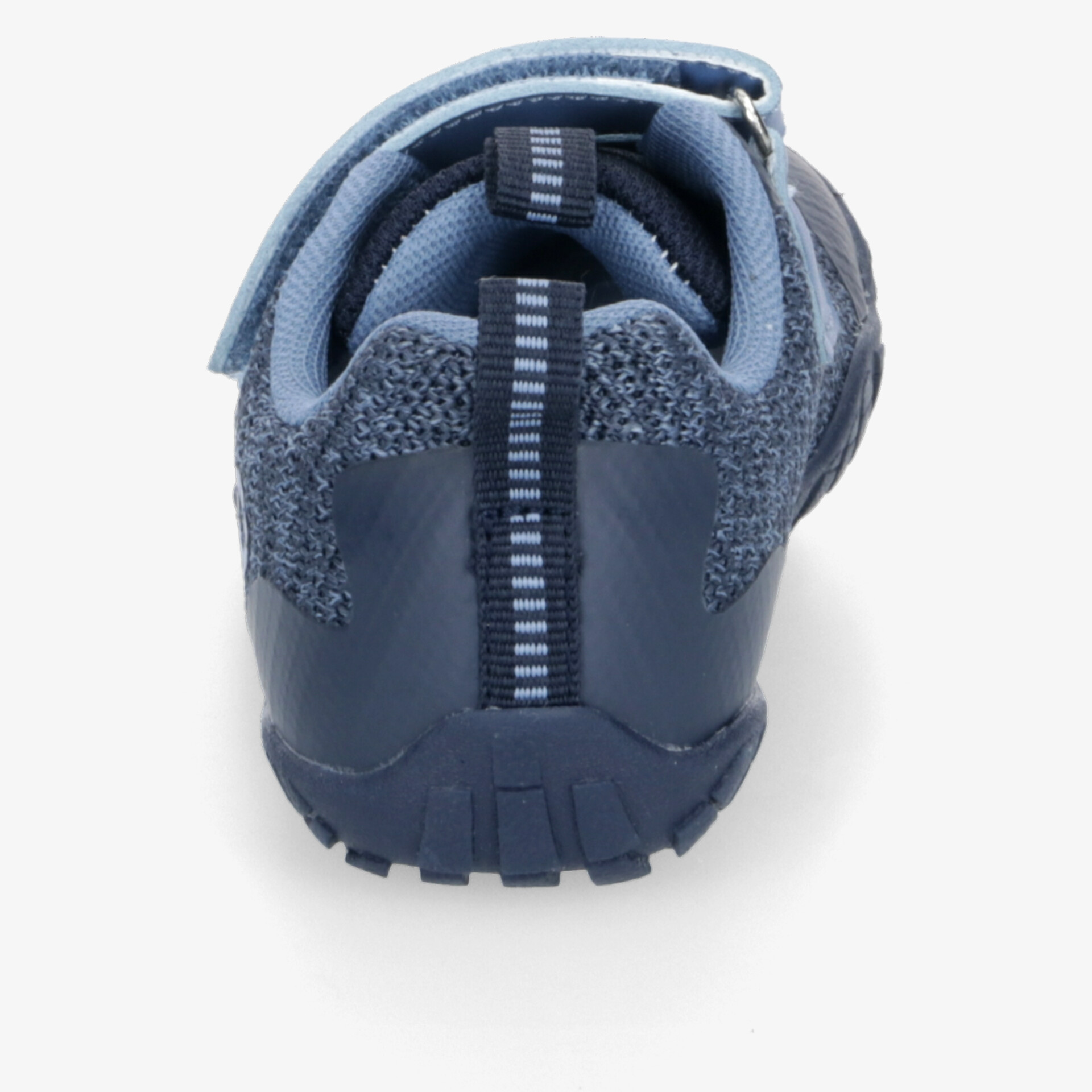 Blauer Schuh mit robuster Sohle und flexibel gepolstertem Schaft, ideal für vielseitige Outdoor-Abenteuer.