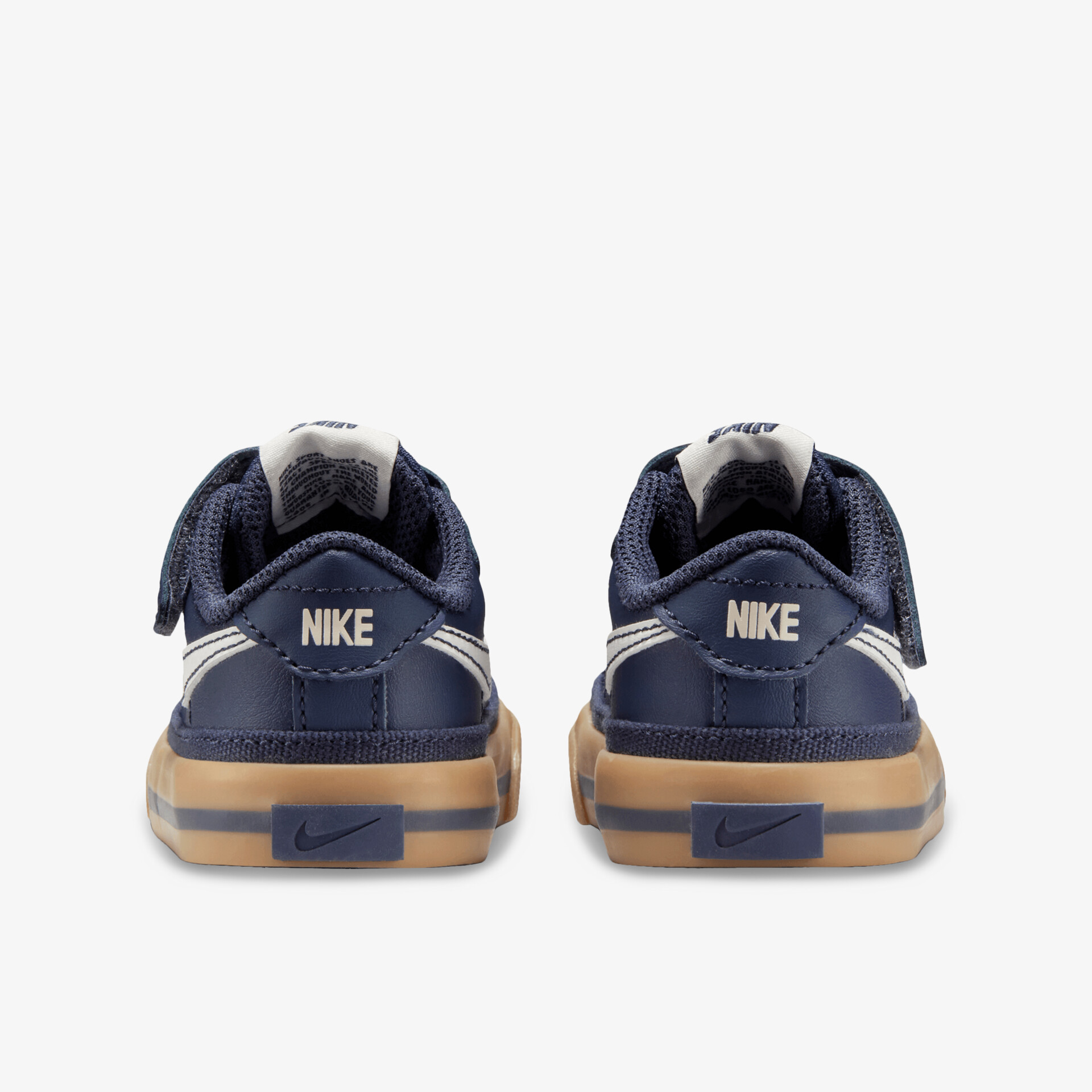 Rückansicht von robusten blauen Nike Sneakern mit gepolstertem Schaft und griffiger brauner Gummisohle