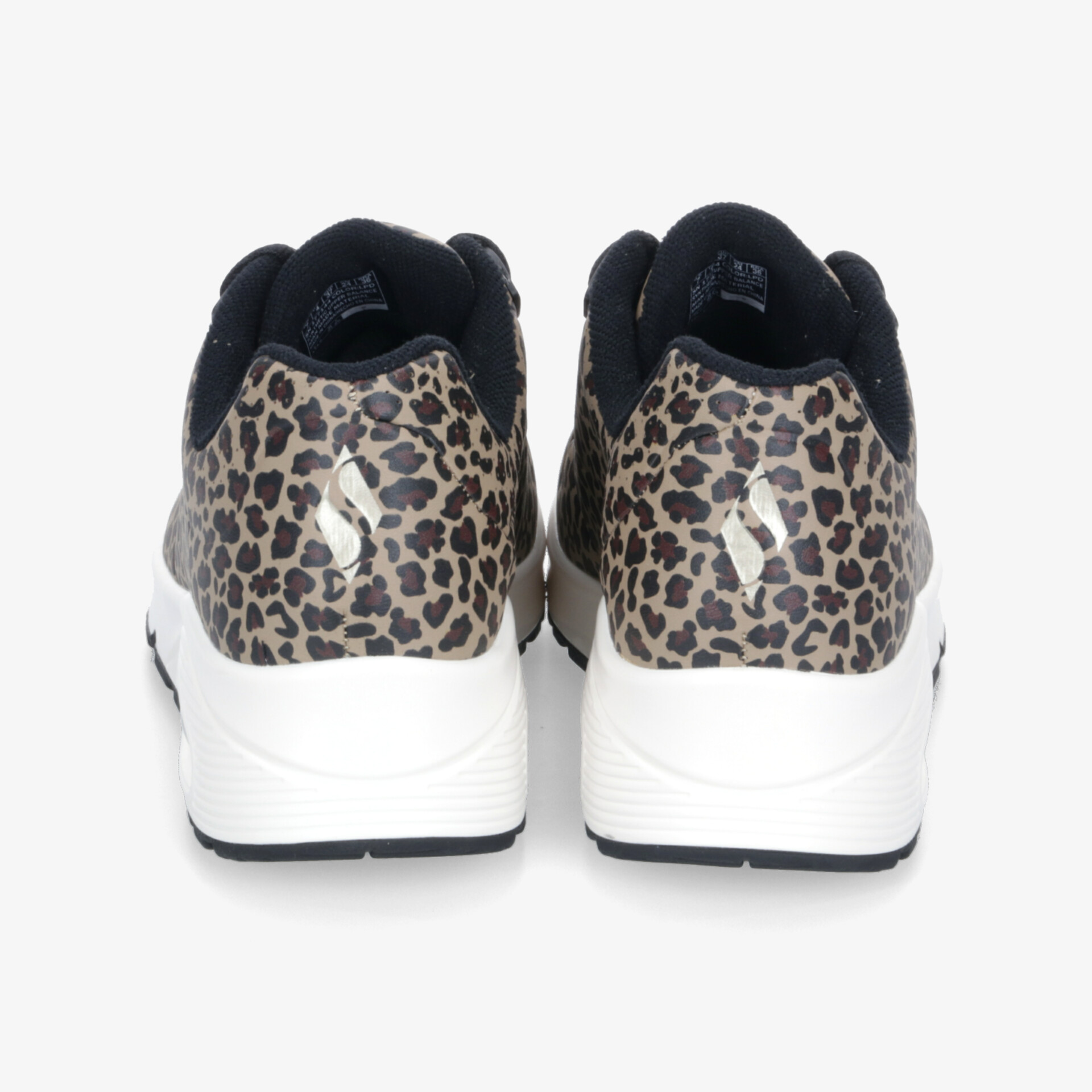 Sportlicher Schuh mit Leopardenmuster und robuster weißer Sohle, Rückansicht bequemer Schuh