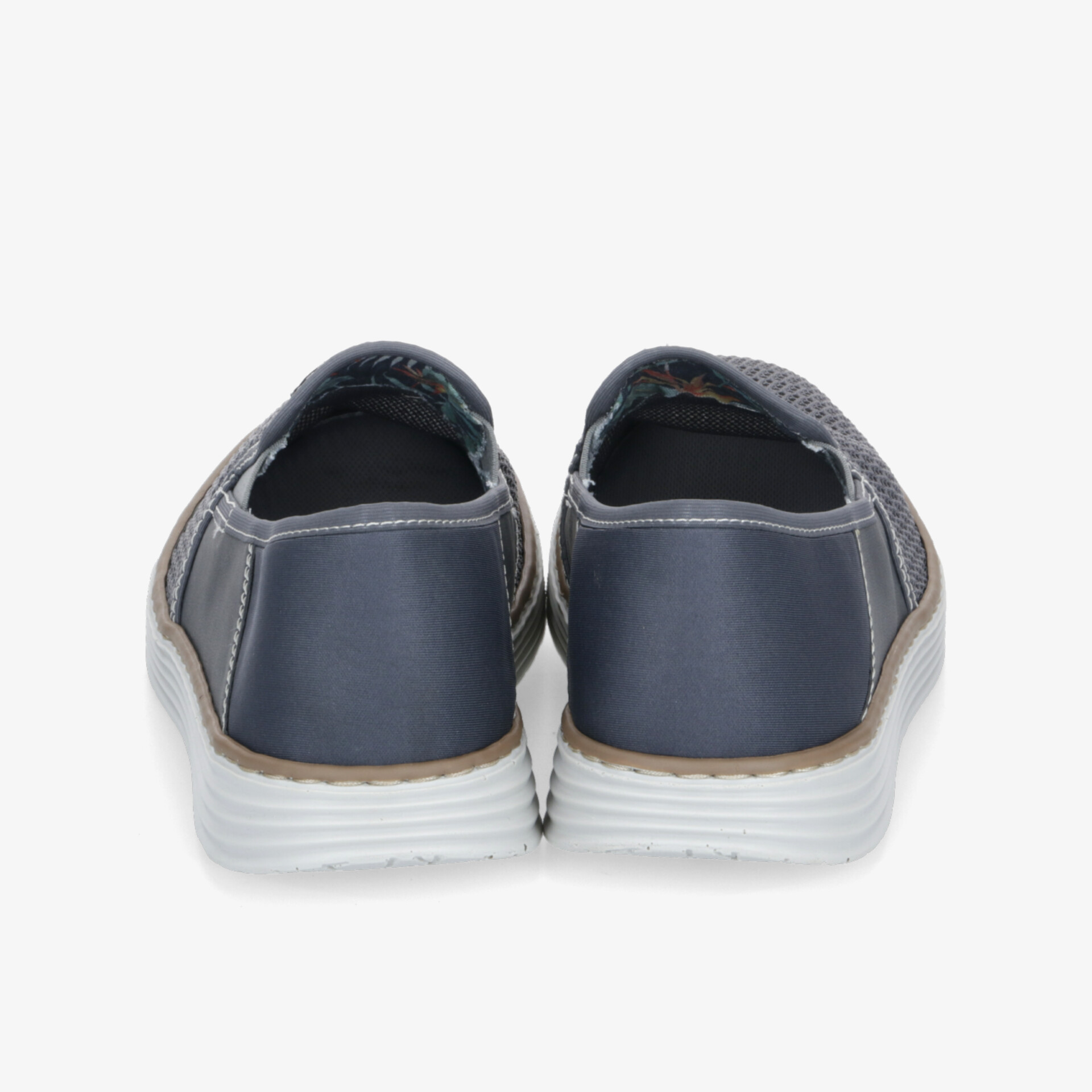 Rückenansicht eines modischen, komfortablen Schuhpaars mit flexibler und langlebiger Sohle