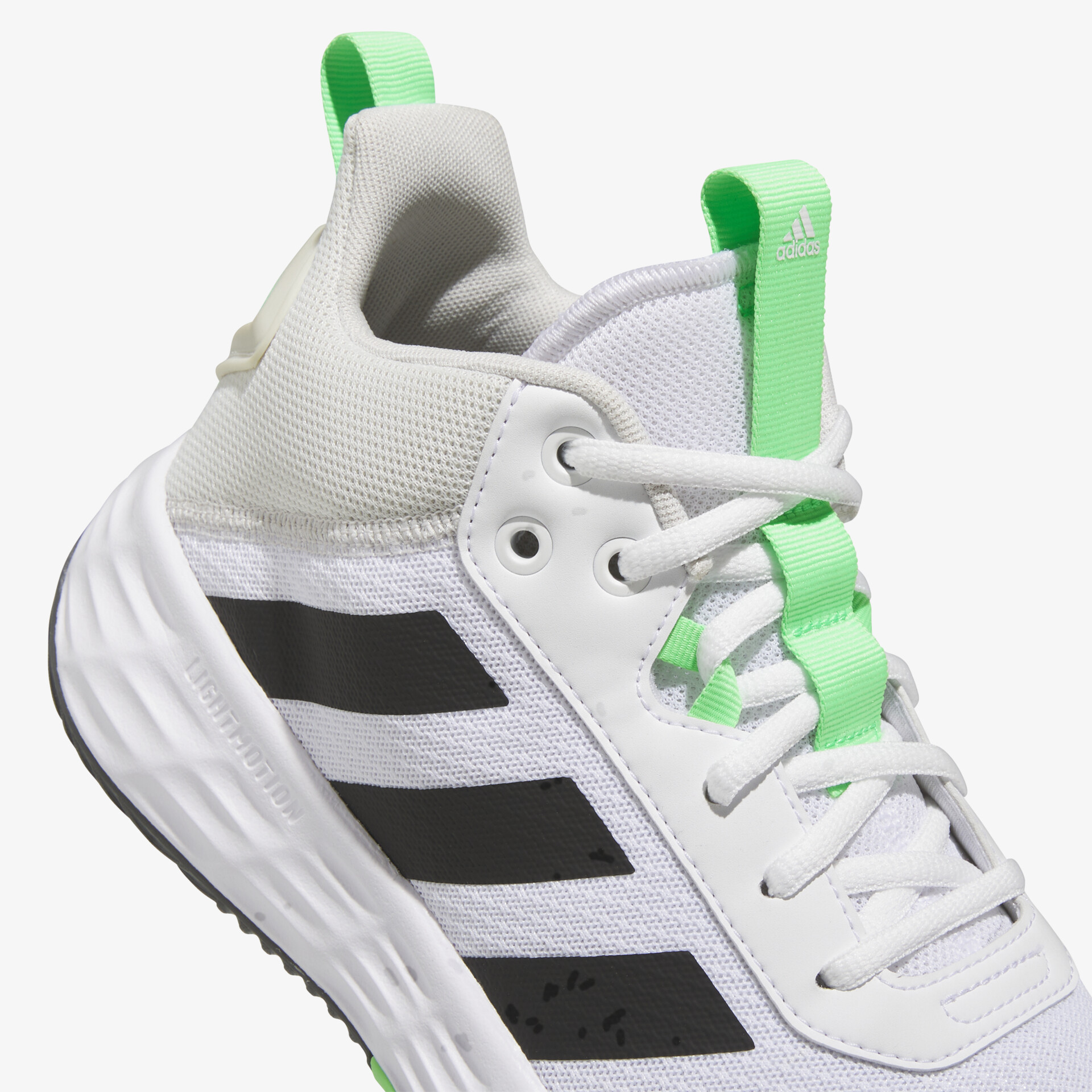 Moderner Turnschuh mit grünem Detail, weißem Obermaterial und schwarzen Streifen für sportlichen Stil und Komfort.