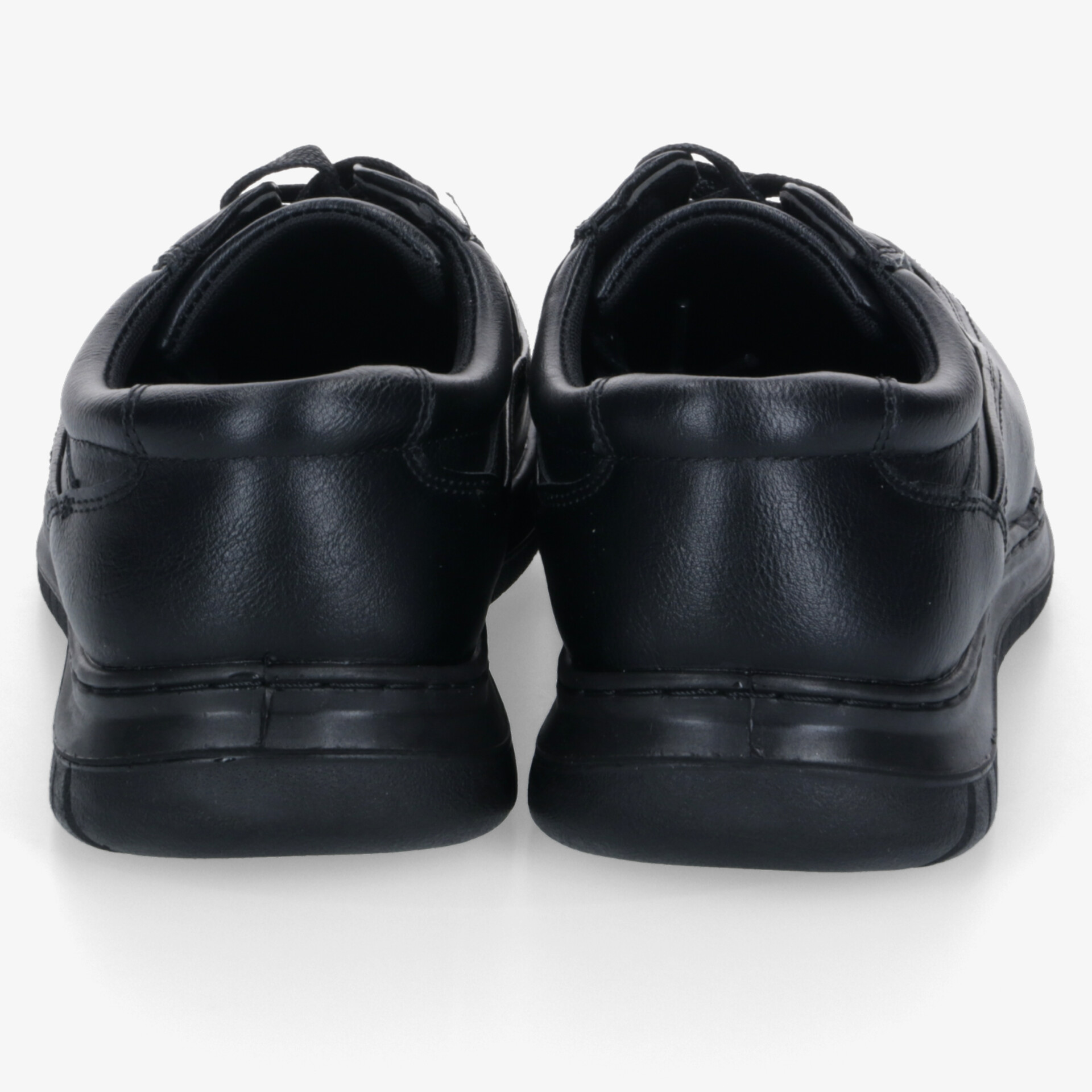 Sportliche schwarze Sneaker Rückansicht mit gepolstertem Fersenbereich und robuster Sohle