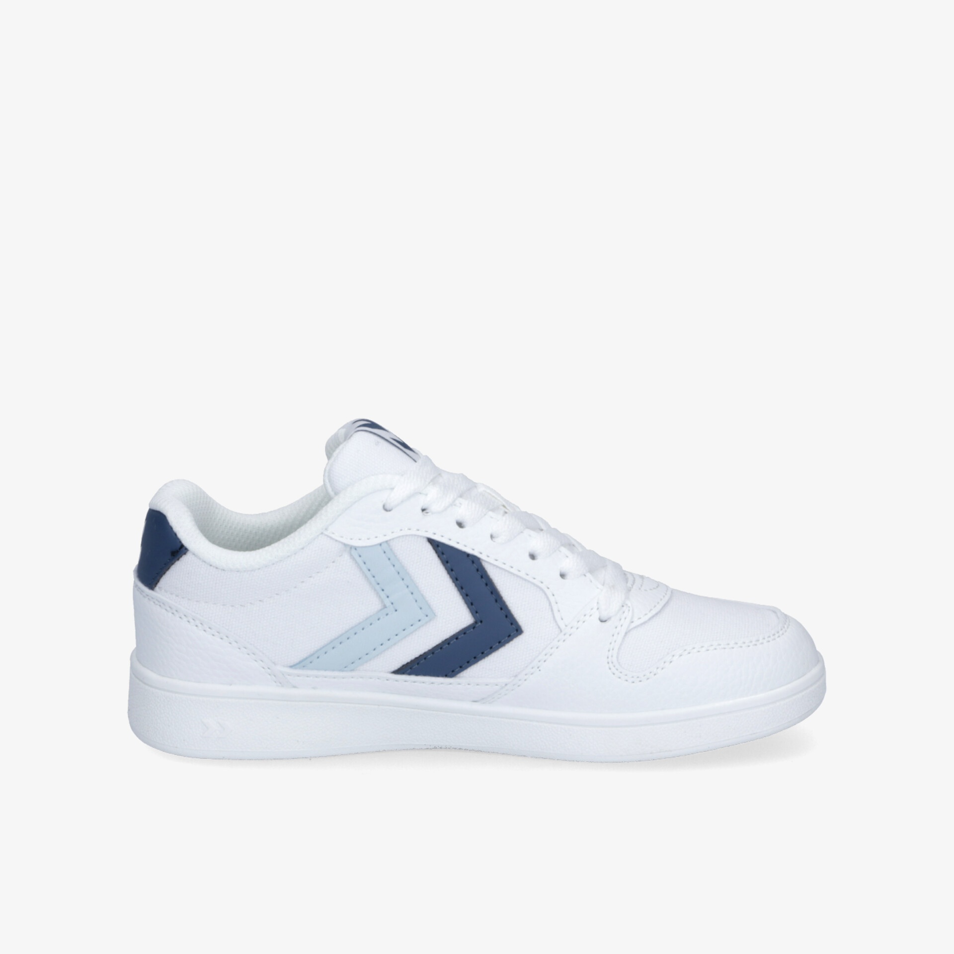 Weißer Sportschuh in klarer Seitenansicht mit bequemer Passform und modernem, strapazierfähigem Design