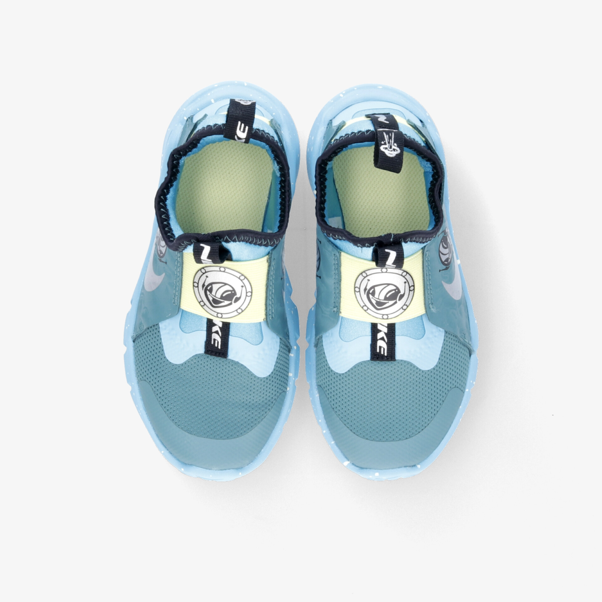 Stylische blaue Sneaker mit sportlichem Design und atmungsaktivem Material für optimalen Tragekomfort.