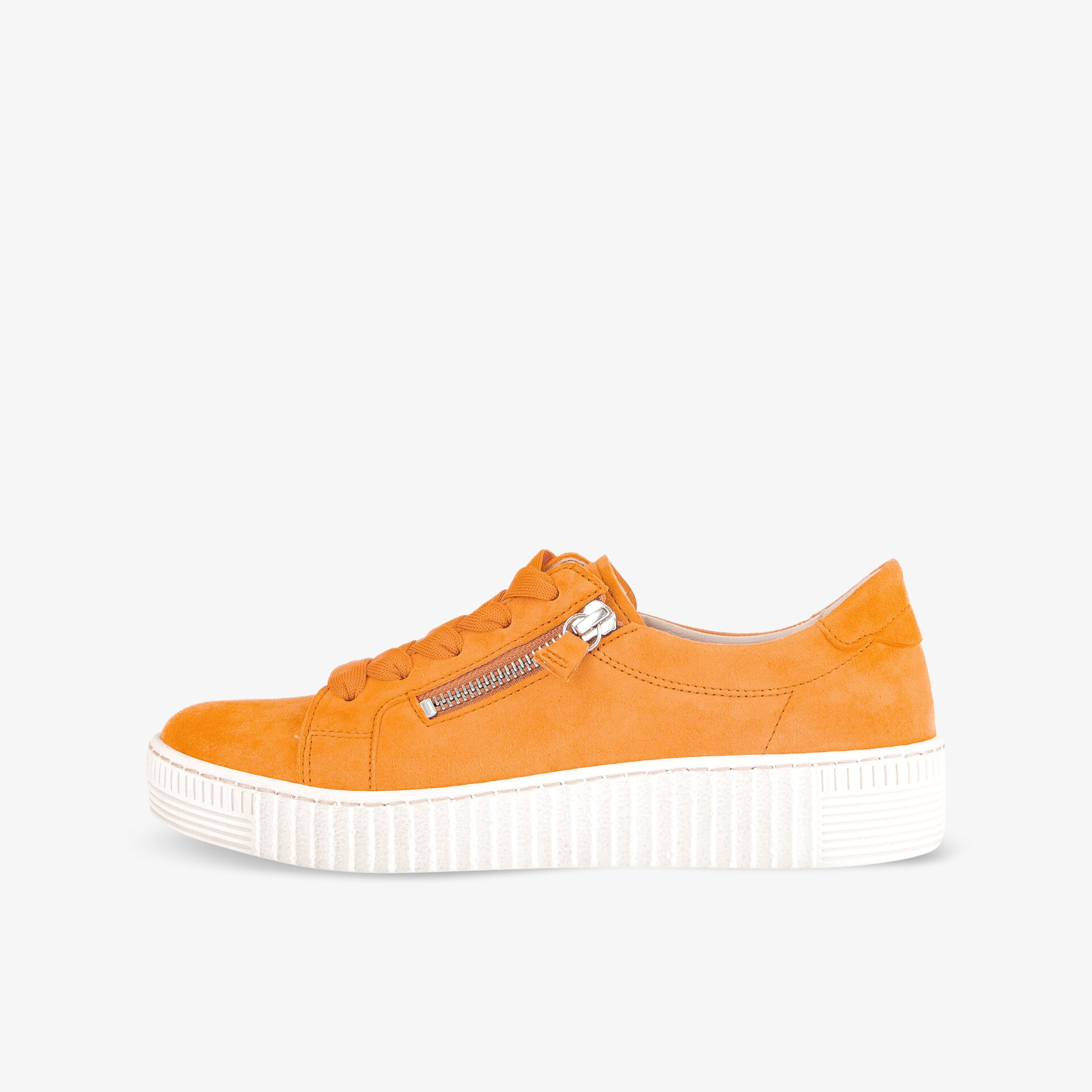 Moderner orangefarbener Sneaker mit Reißverschluss und rutschfester weißer Sohle in seitlicher Ansicht.