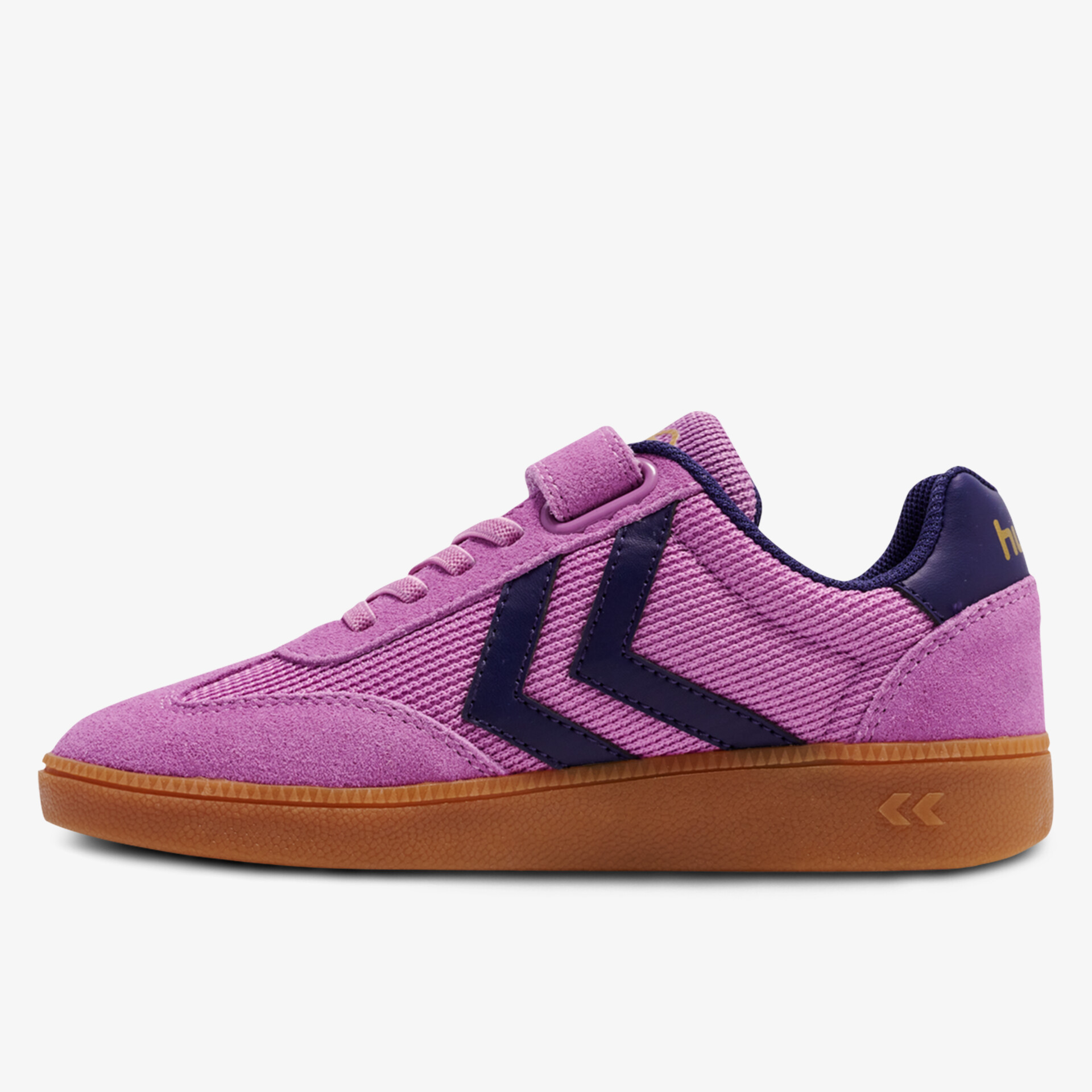 Seitliche Ansicht lila Sneaker mit gumfarbener Sohle, sportlich und bequem für den Alltag