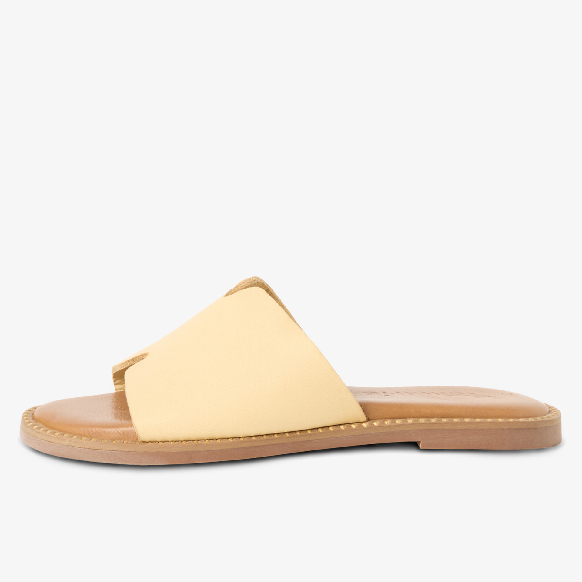 Komfortable hellgelbe Ledersandalen mit flachem, stabilem Design.