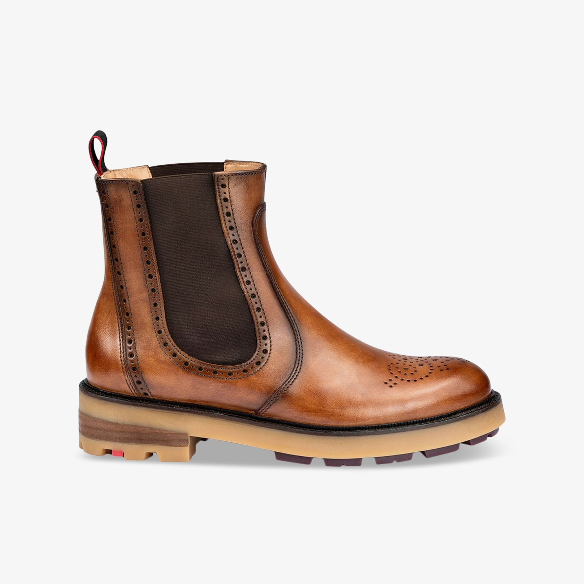 Eleganter brauner Chelsea Boot aus Leder mit elastischen Einsätzen, robuster Sohle und feinen Nahtdetails, seitliche Ansicht