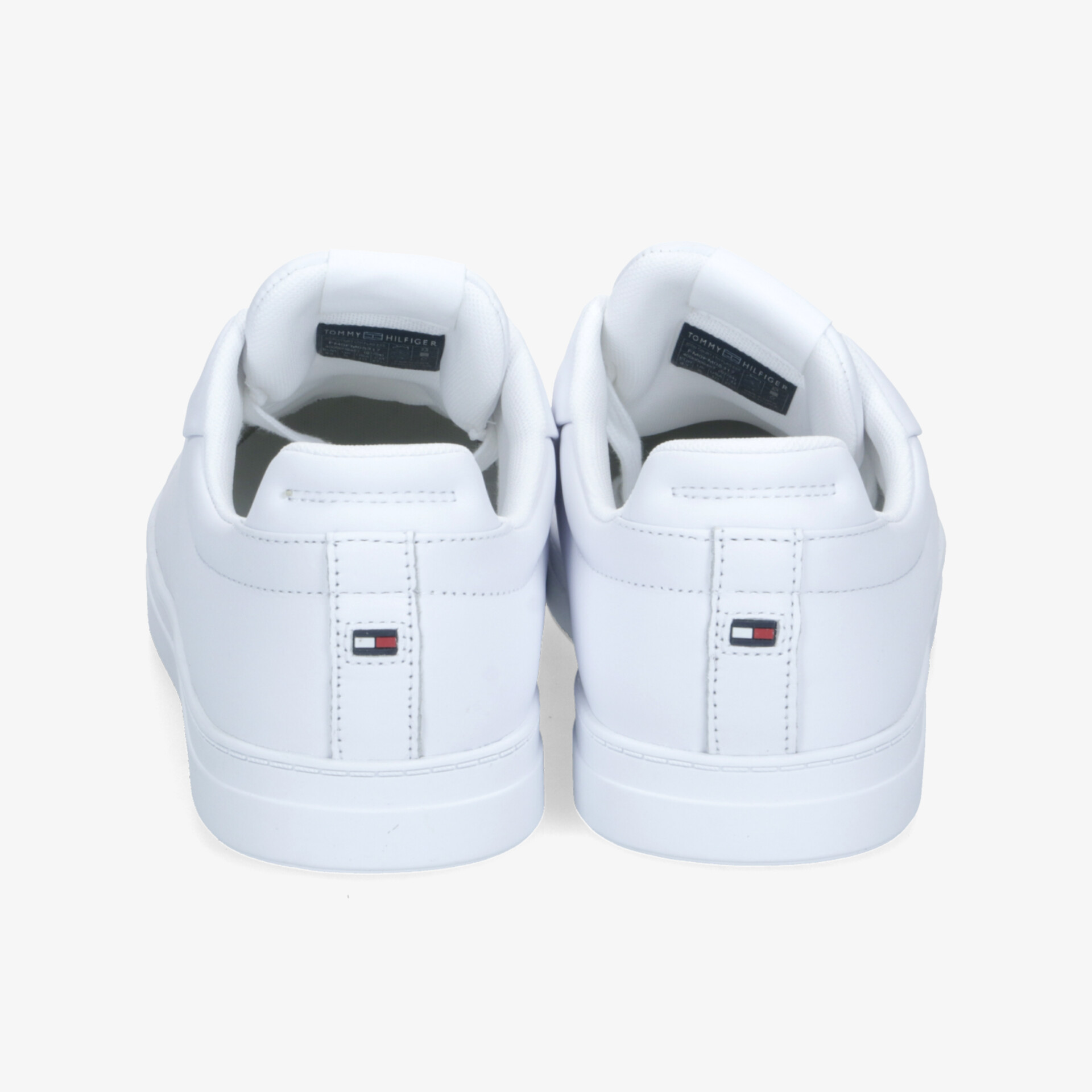 Weiße Sneaker Rückansicht mit klar sichtbarem Logo, sportlich und komfortabel für vielseitige Nutzung