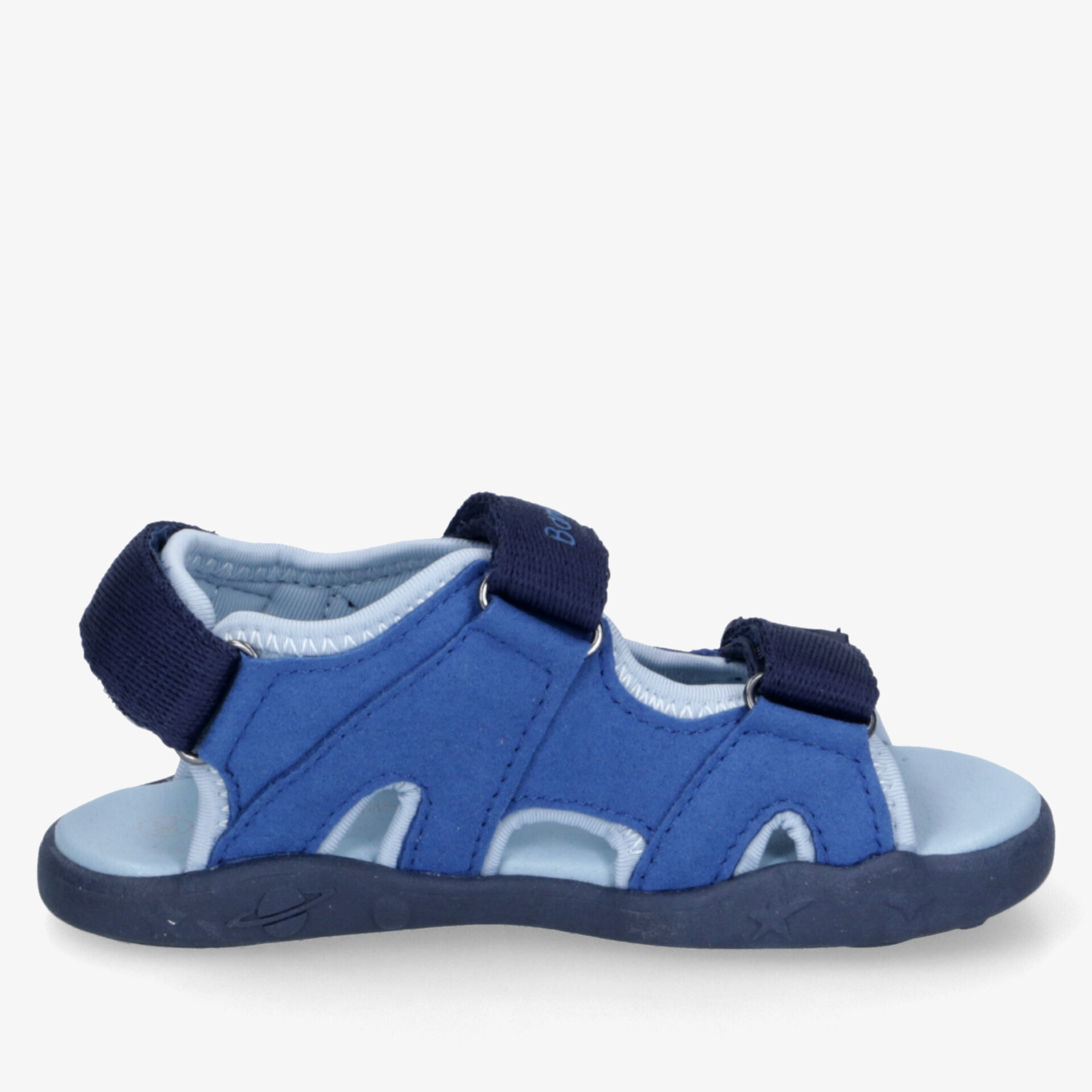 Seitliche Ansicht einer blauen Sandale mit verstellbaren Klettverschlüssen und rutschfester Sohle, leicht und bequem.