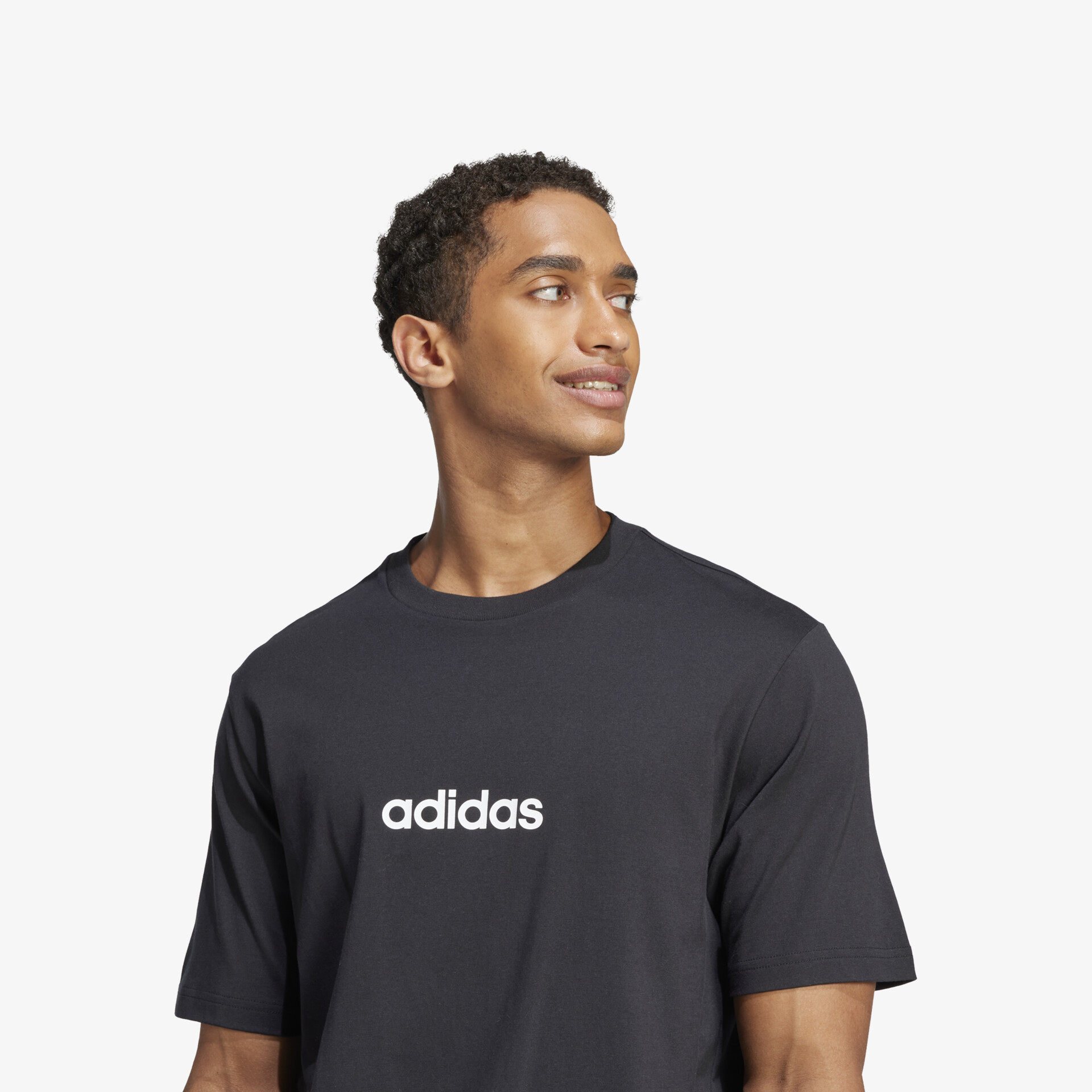 Schwarzes adidas T-Shirt mit weißem Logo in Frontansicht, schlichtes und bequemes Sportshirt.