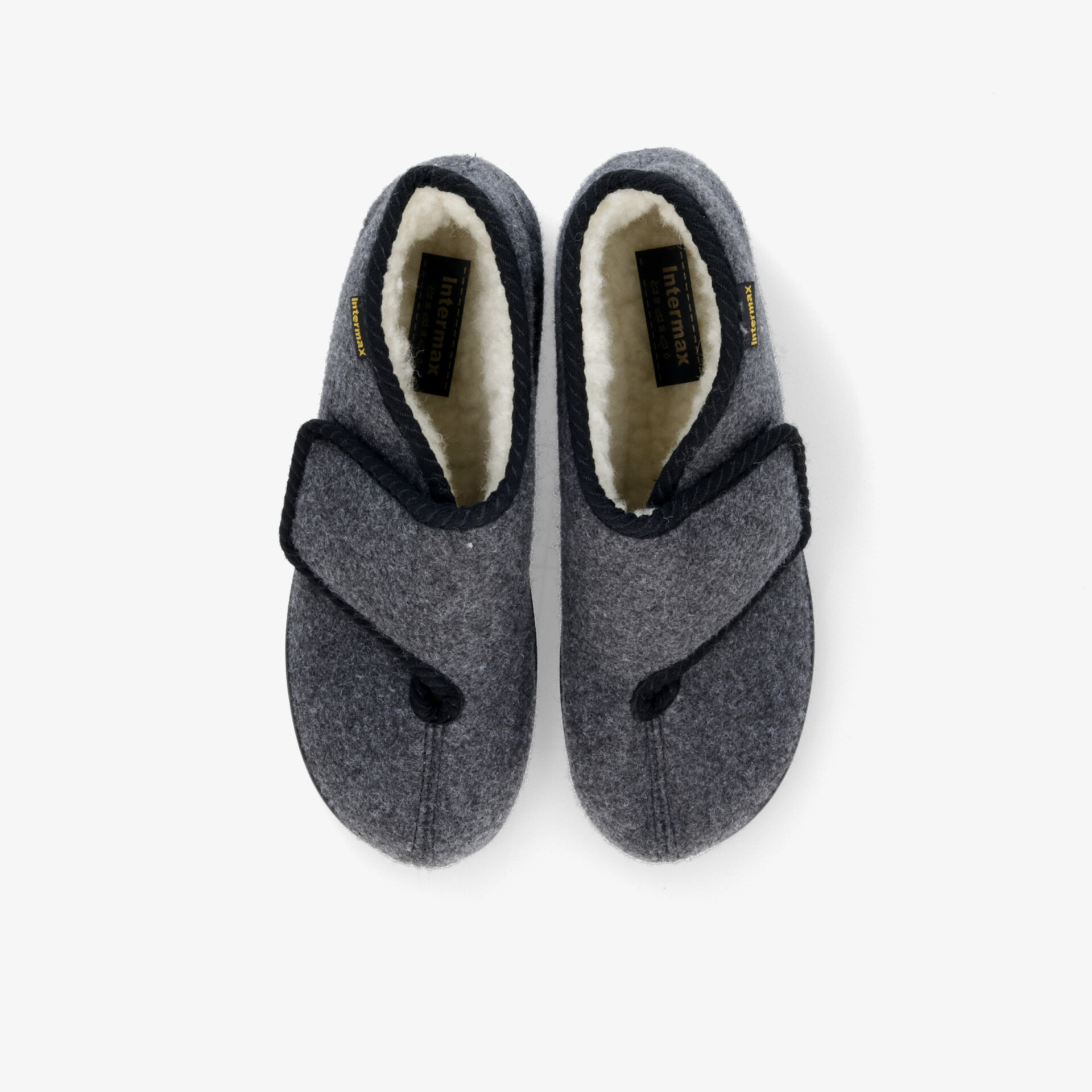 Graue Filzhausschuhe mit Klettverschluss und weicher Innenfütterung für optimalen Komfort und Wärme.