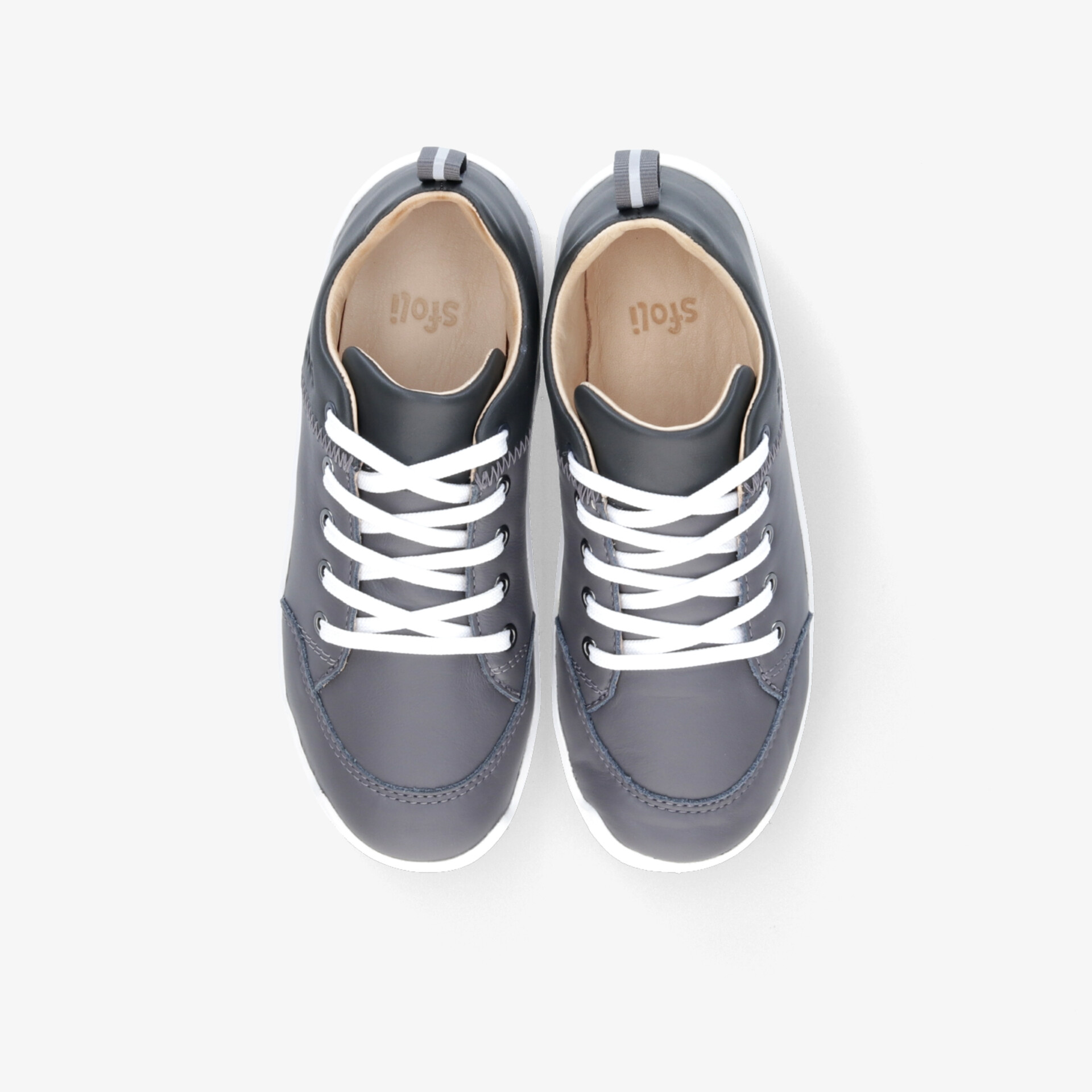 Graue Sneaker mit weißer Sohle und Schnürsenkeln, perfekt für sportliche und alltägliche Looks geeignet.