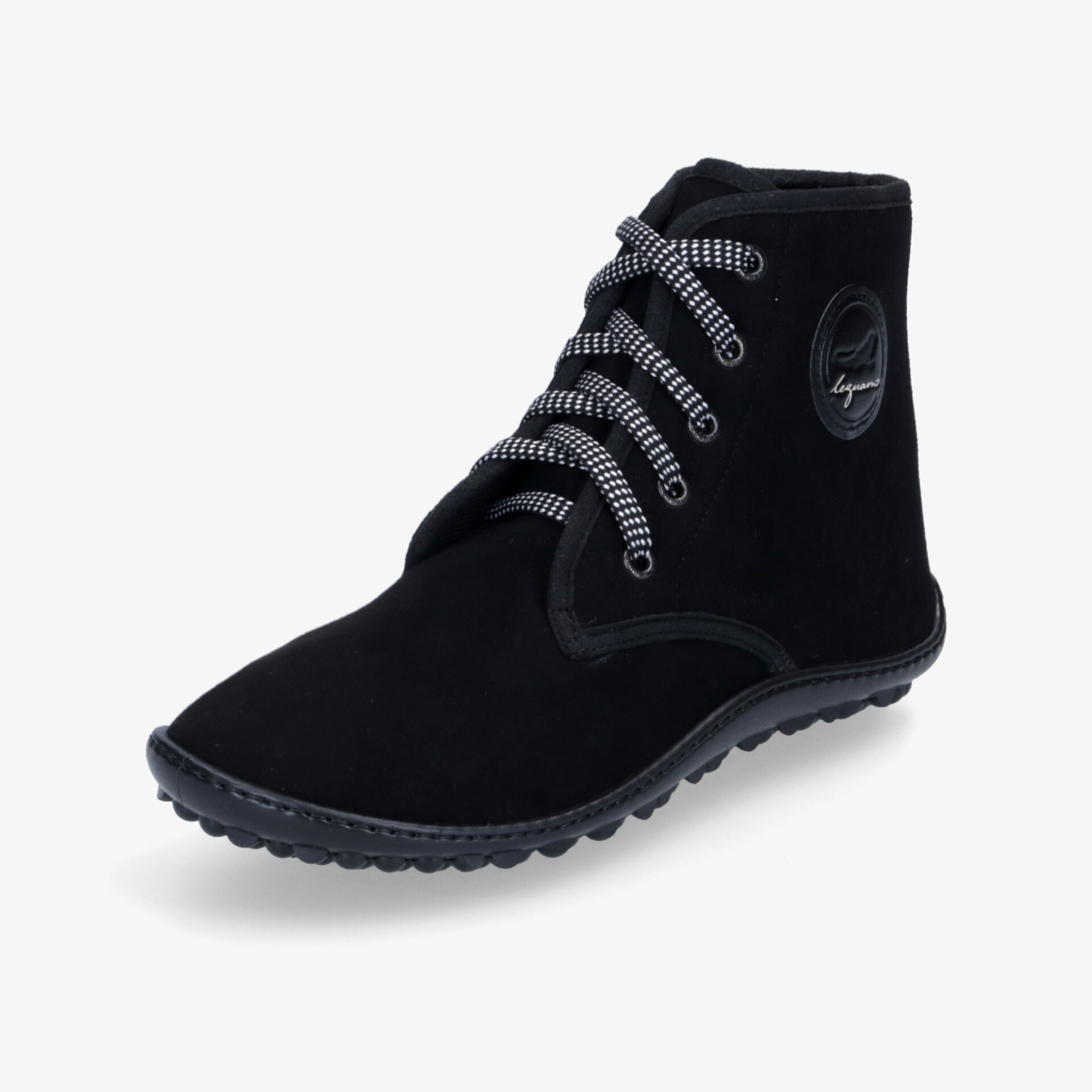Schwarzer Schnürstiefel mit bequemem Design und rutschfester Sohle, ideal für Outdoor-Aktivitäten.