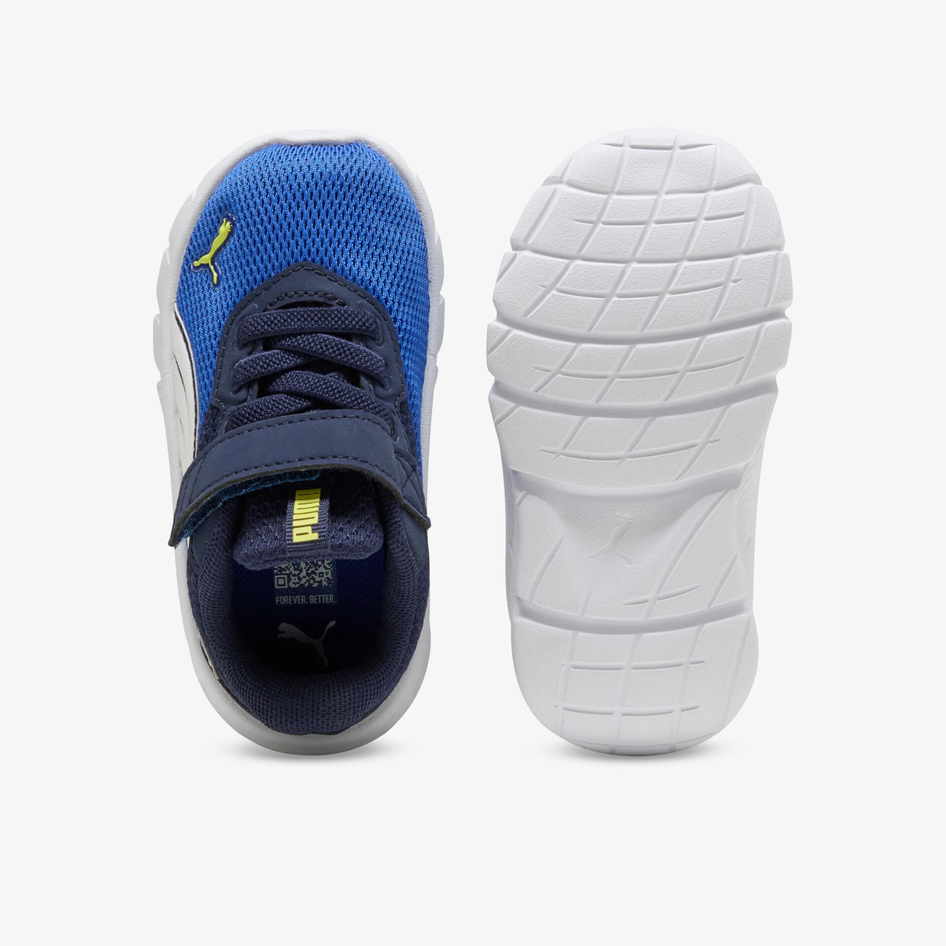 Blauer Sportschuh mit schwarzer Schnürung und weißer flexibler, rutschfester Sohle in Draufsicht