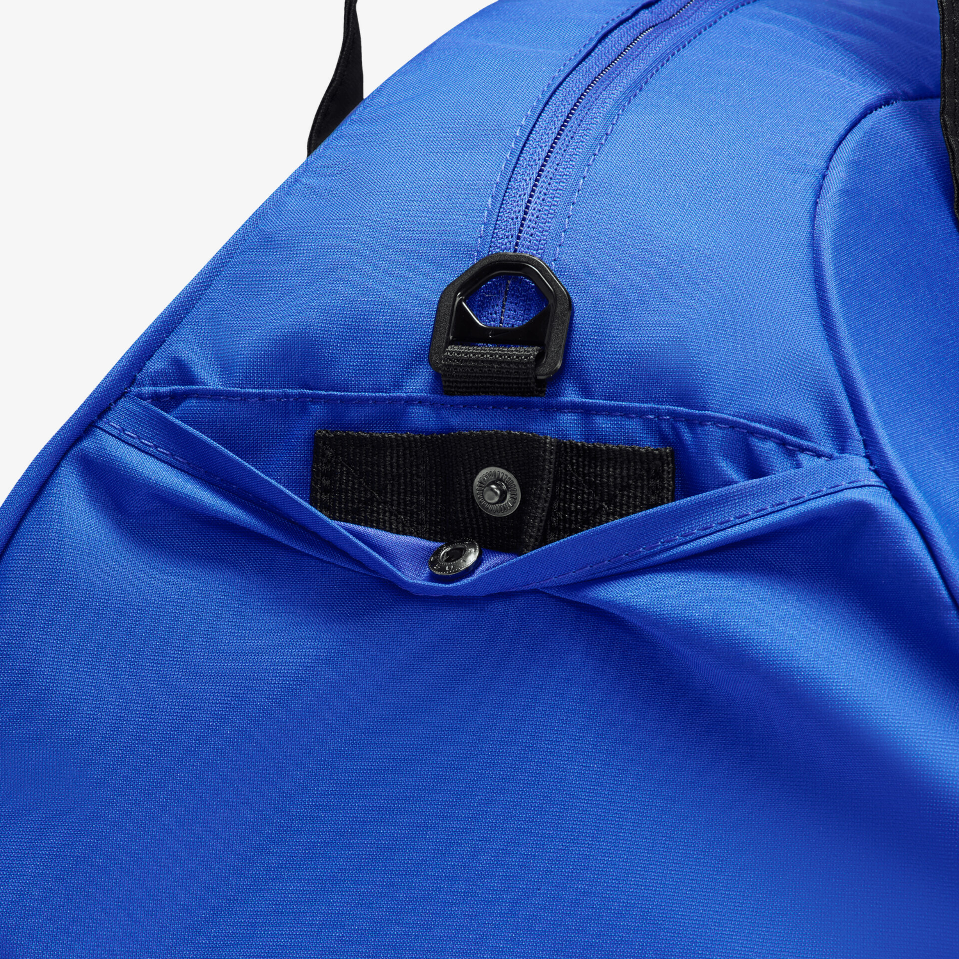 Blauer Rucksack mit praktischem Reißverschlussfach und robustem Design.