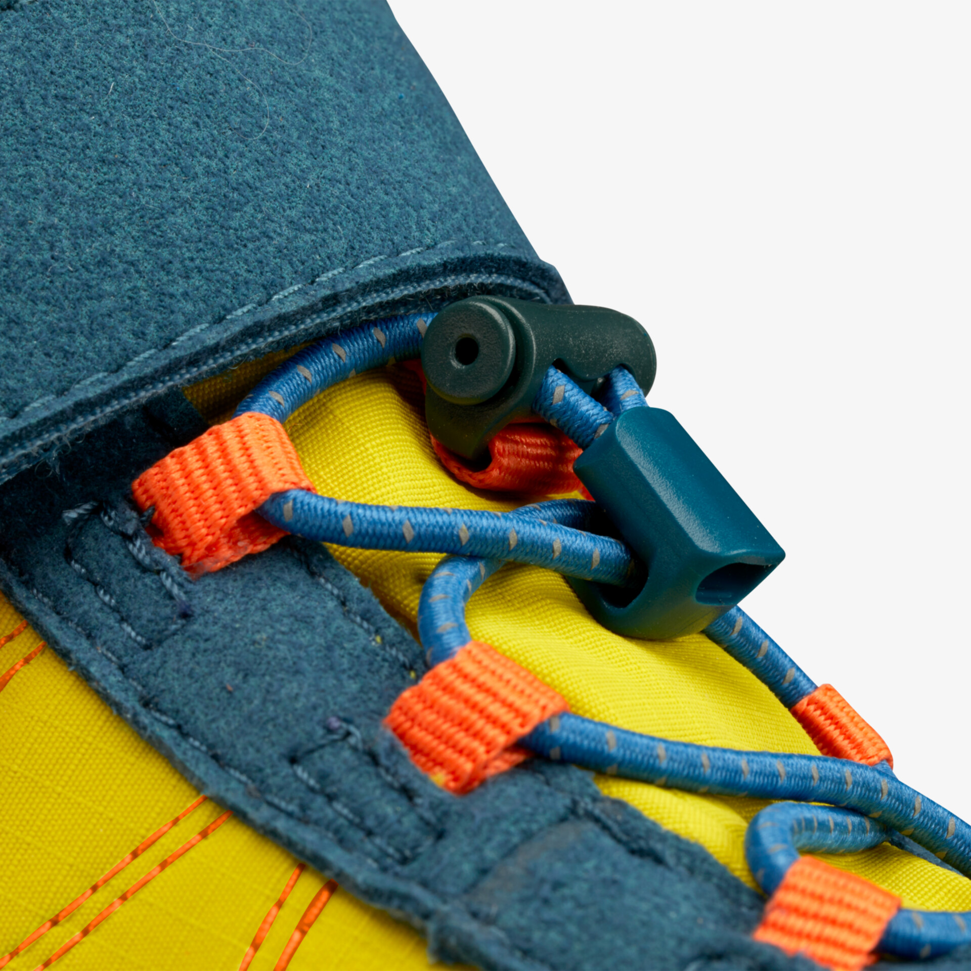 Detailansicht eines Sportschuhs mit Schnellschnürsystem und leuchtenden Farben für optimalen Halt und Komfort.