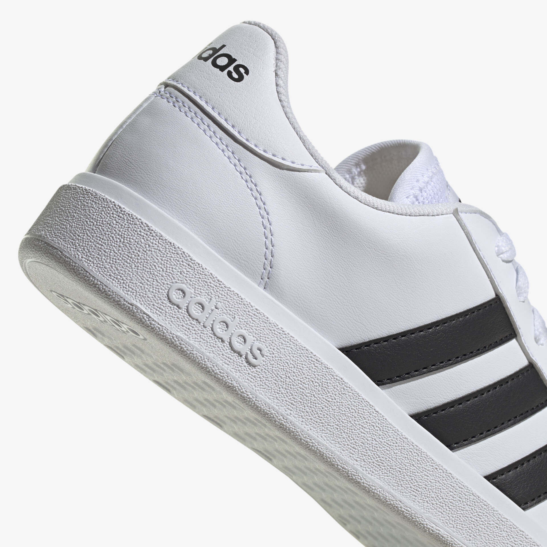 Moderner, bequemer Sneaker in Weiß mit markanten Streifen und rutschfester Sohle.