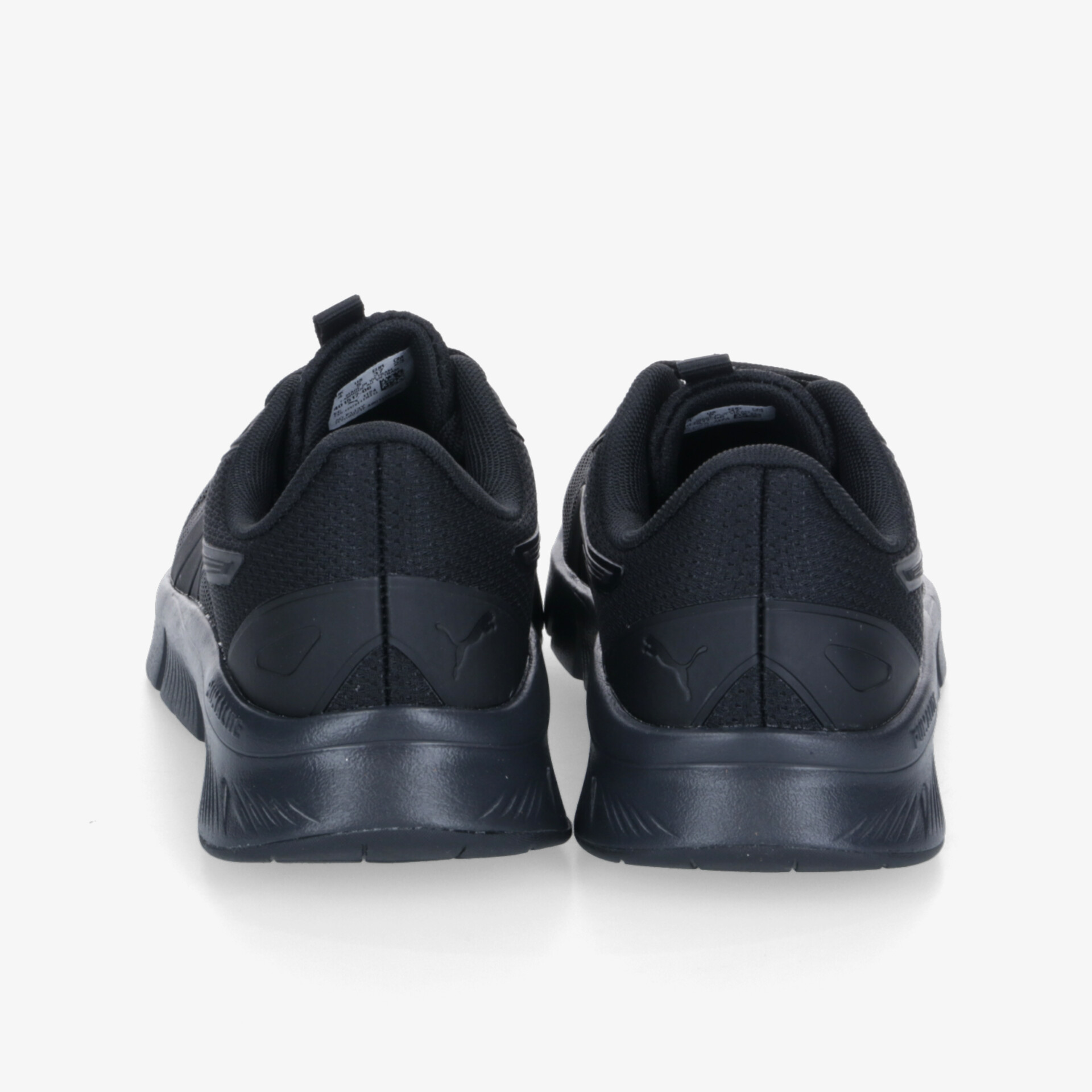 Leichte und bequeme Sportschuhe in Rückansicht mit rutschfester und flexibler Sohle