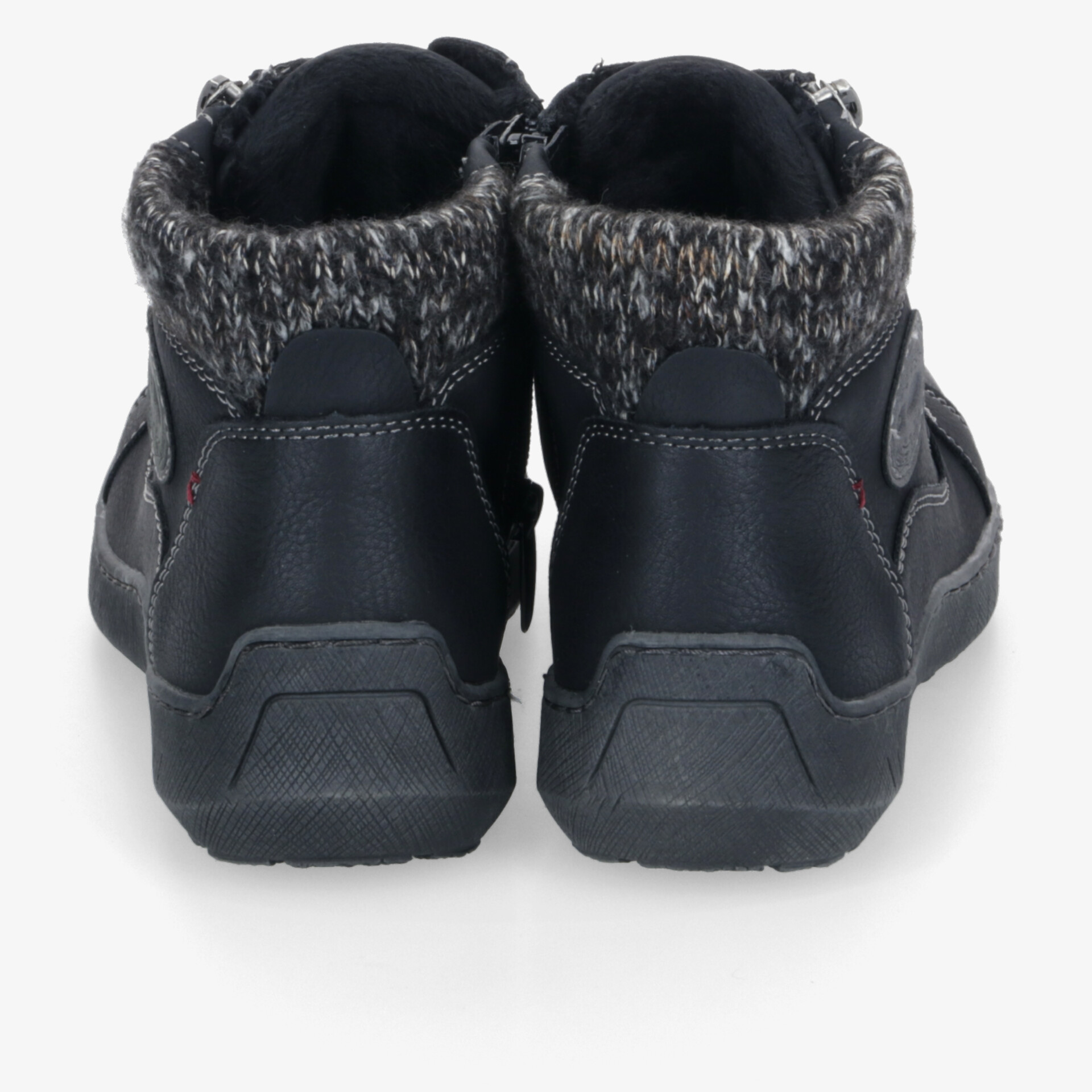 Robuste schwarze Sneaker mit gepolstertem Schaft und rutschfester Sohle, ideal für Komfort und Alltag