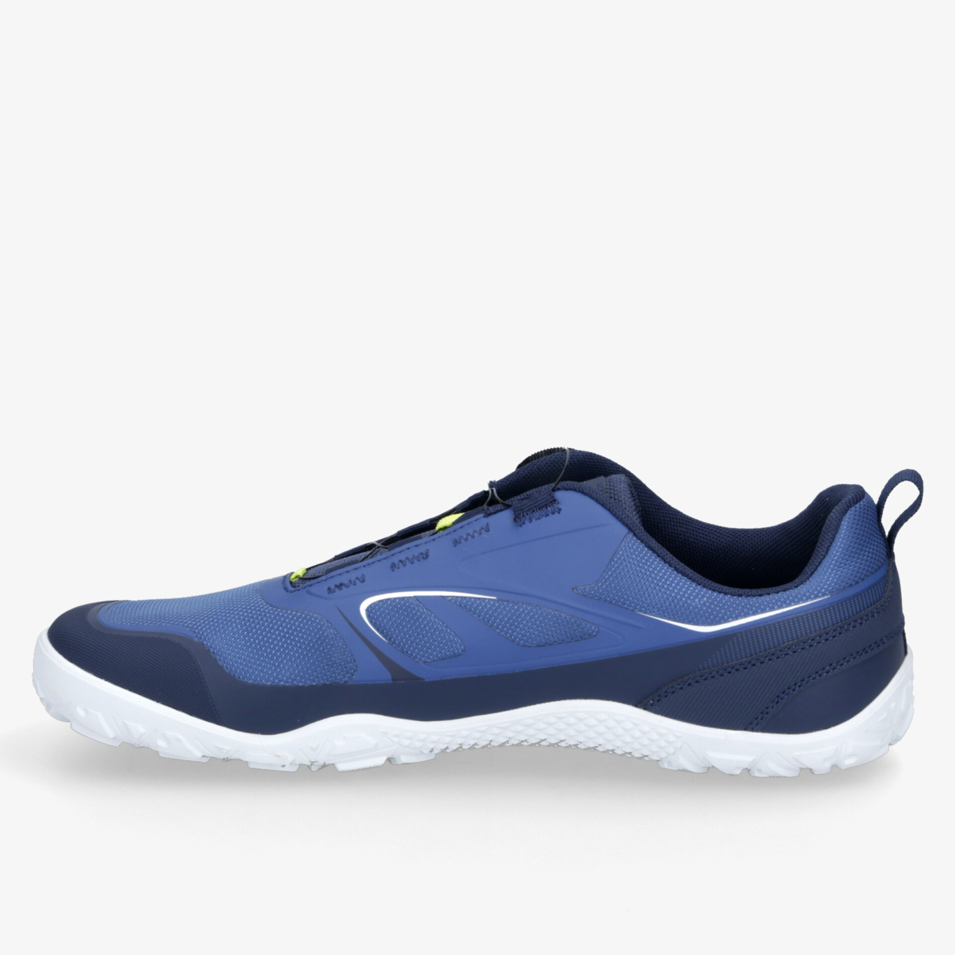Leichter sportlicher Schuh in Blau mit rutschfester Sohle und modernem Design für vielseitige Aktivitäten.