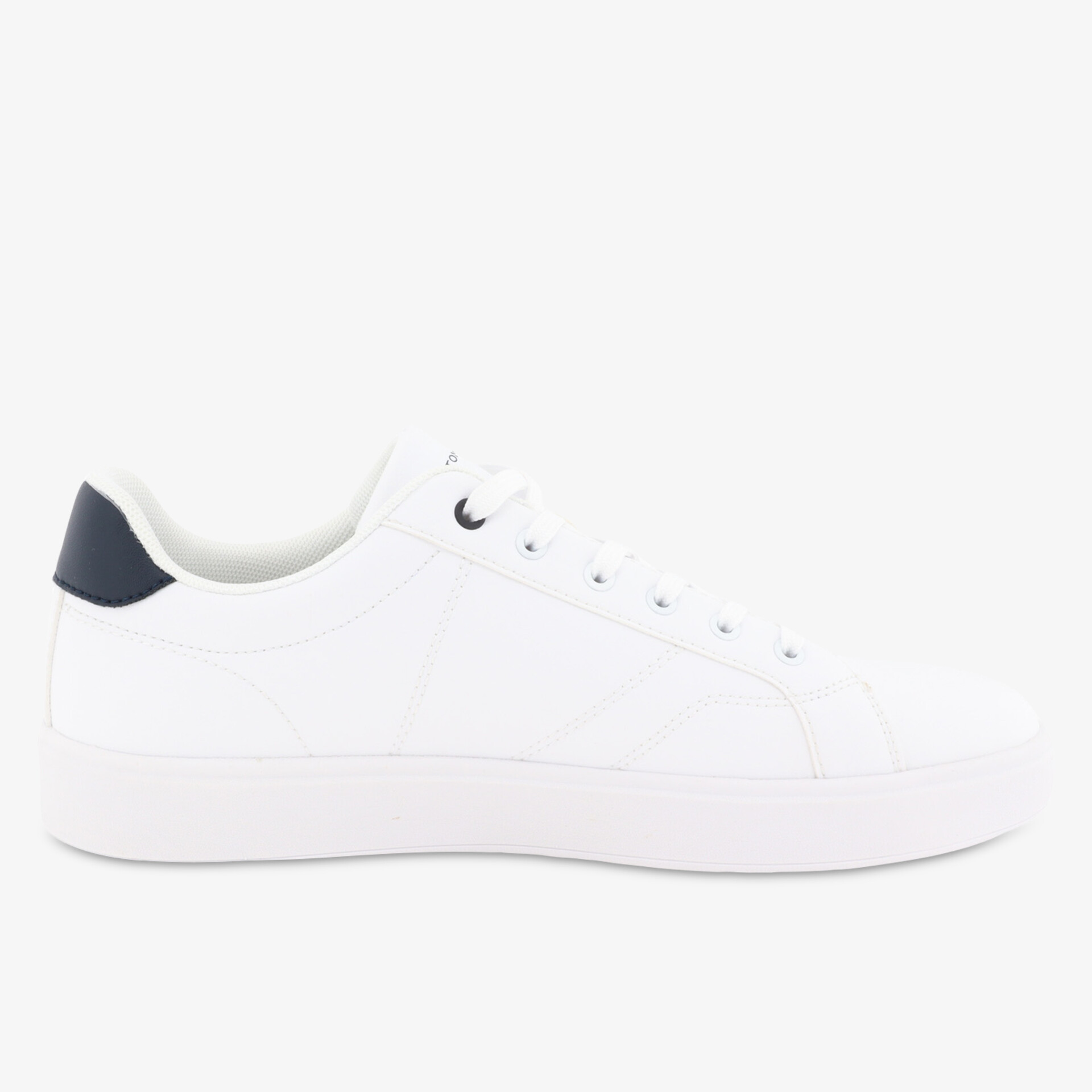 Moderner weißer Sneaker in klarer Seitenansicht mit schnörkellosem Design und bequemer Passform