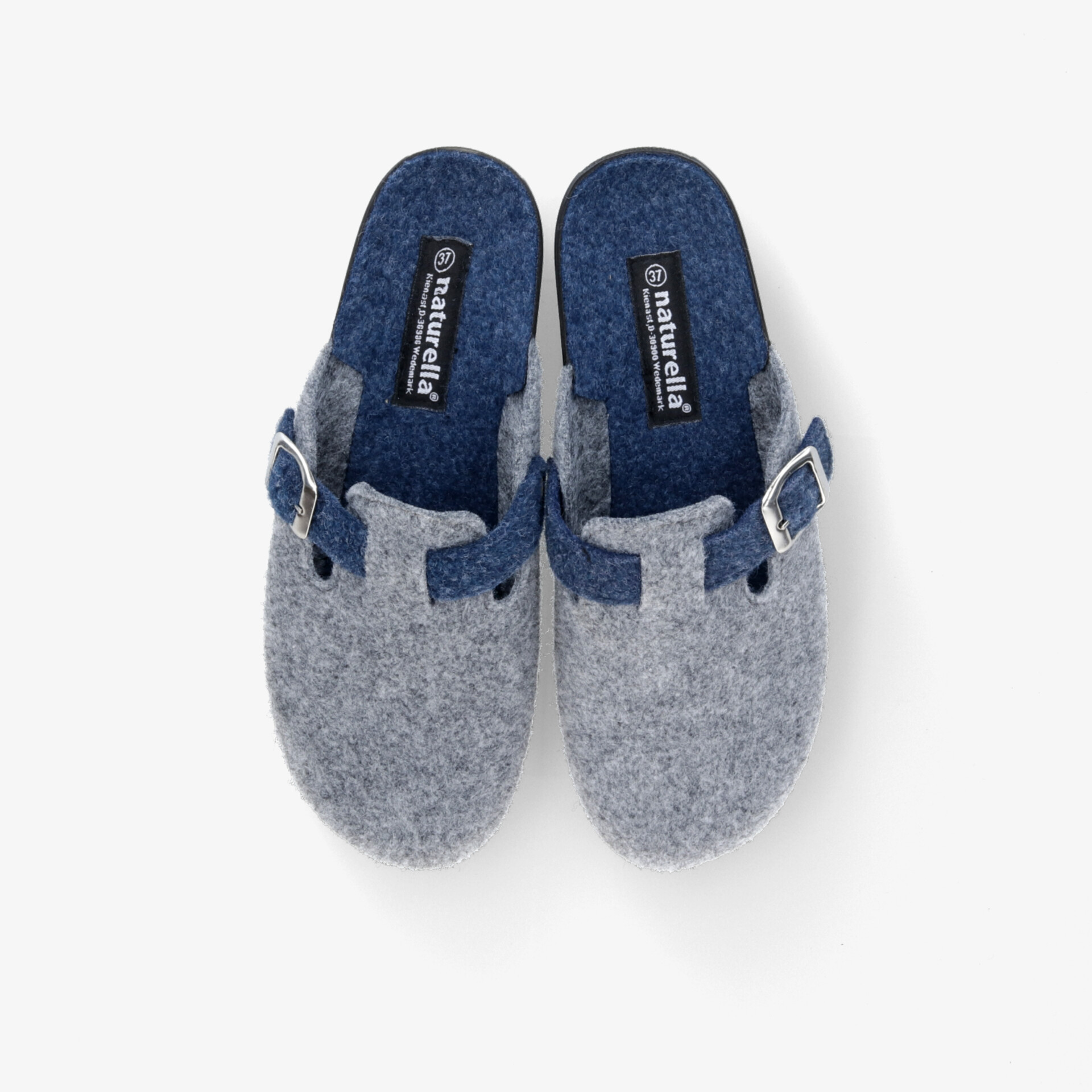 Bequeme Filzhausschuhe mit verstellbarer Schnalle und rutschfester Sohle, perfekt für gemütliches Zuhausegefühl.