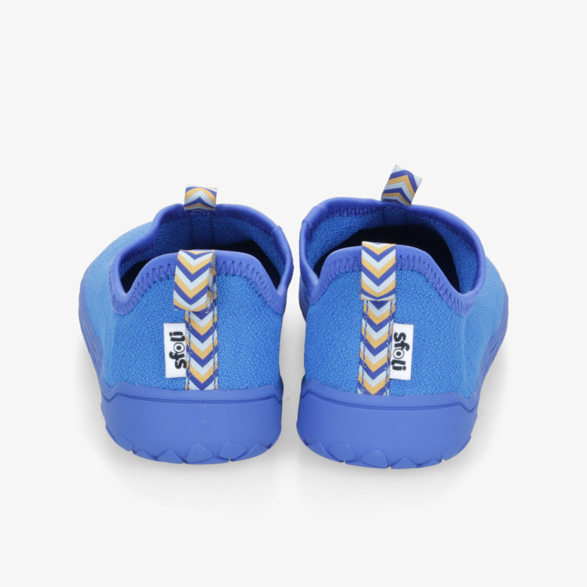 Blauer Sneaker in der Rückansicht mit gepolsterter Ferse und rutschfester Sohle für hohen Tragekomfort