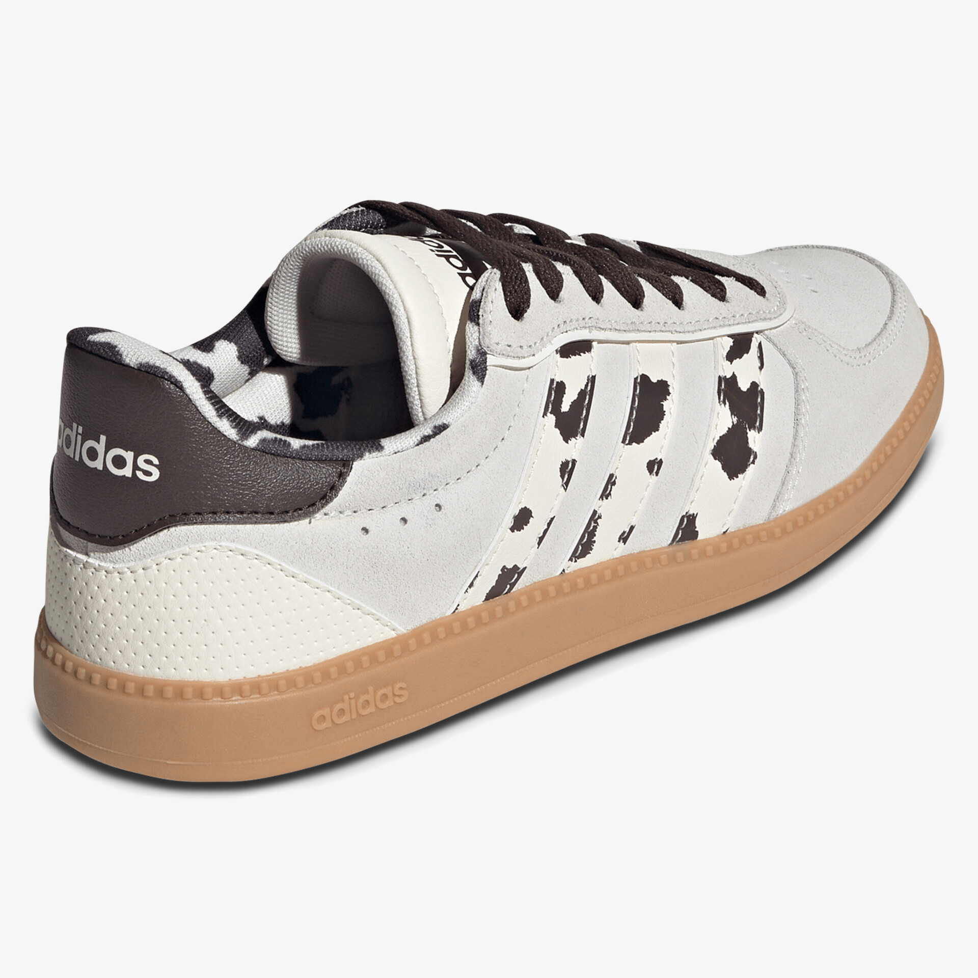 weißer Sneaker mit braunen Akzenten und Profilsohle, seitliche Ansicht, modernes Design und Komfort