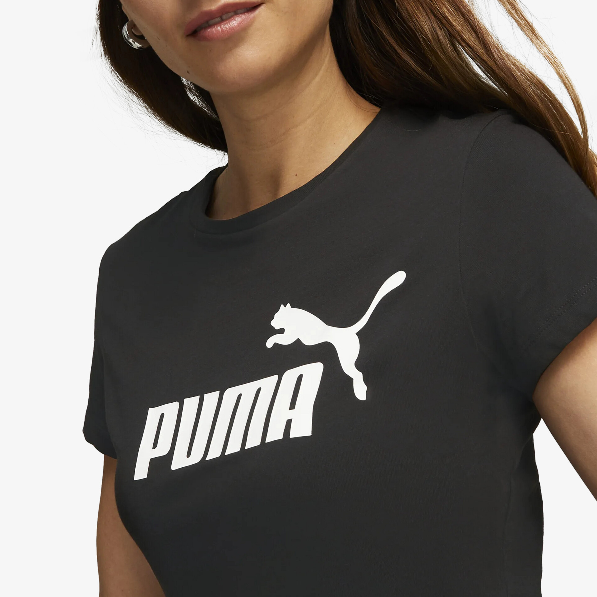 Schwarzes Puma T-Shirt mit großem weißen Logo und Schriftzug, komfortabler und sportlicher Stil, kurze Ärmel