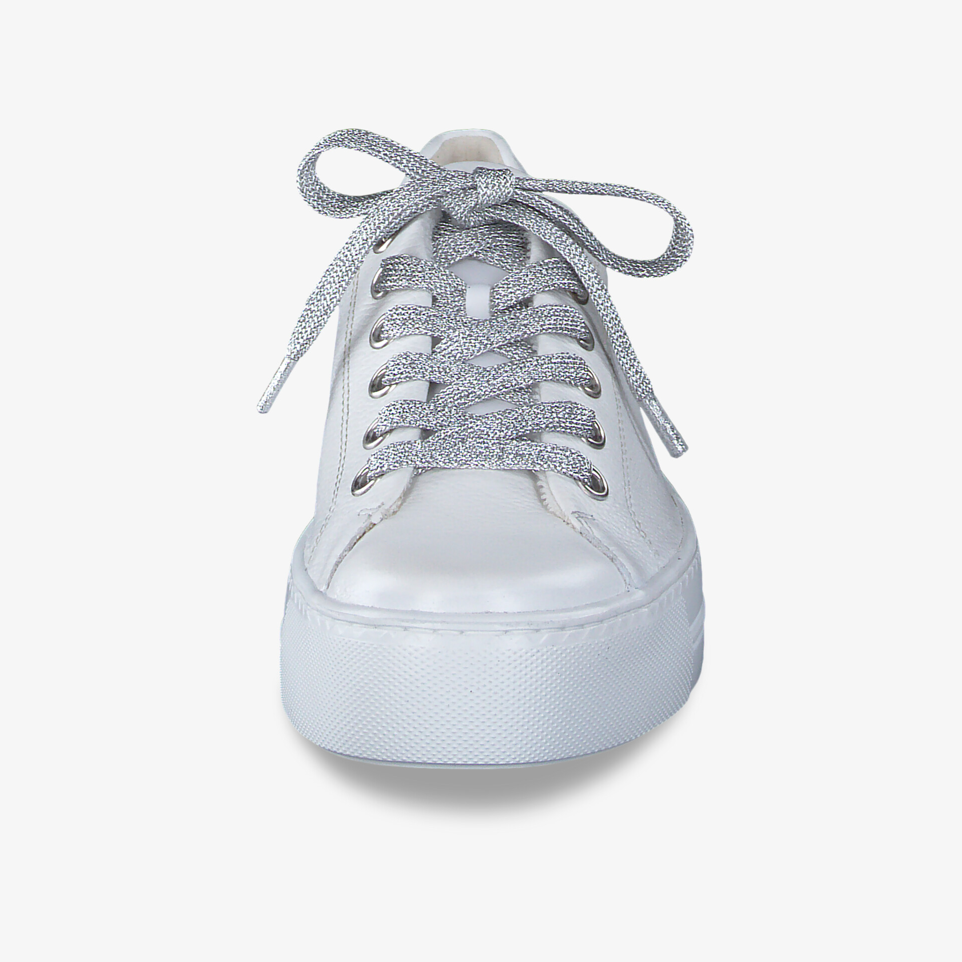 Moderner weißer Sneaker mit Schnürung und dicker Gummisohle in Frontansicht, sportlich und bequem