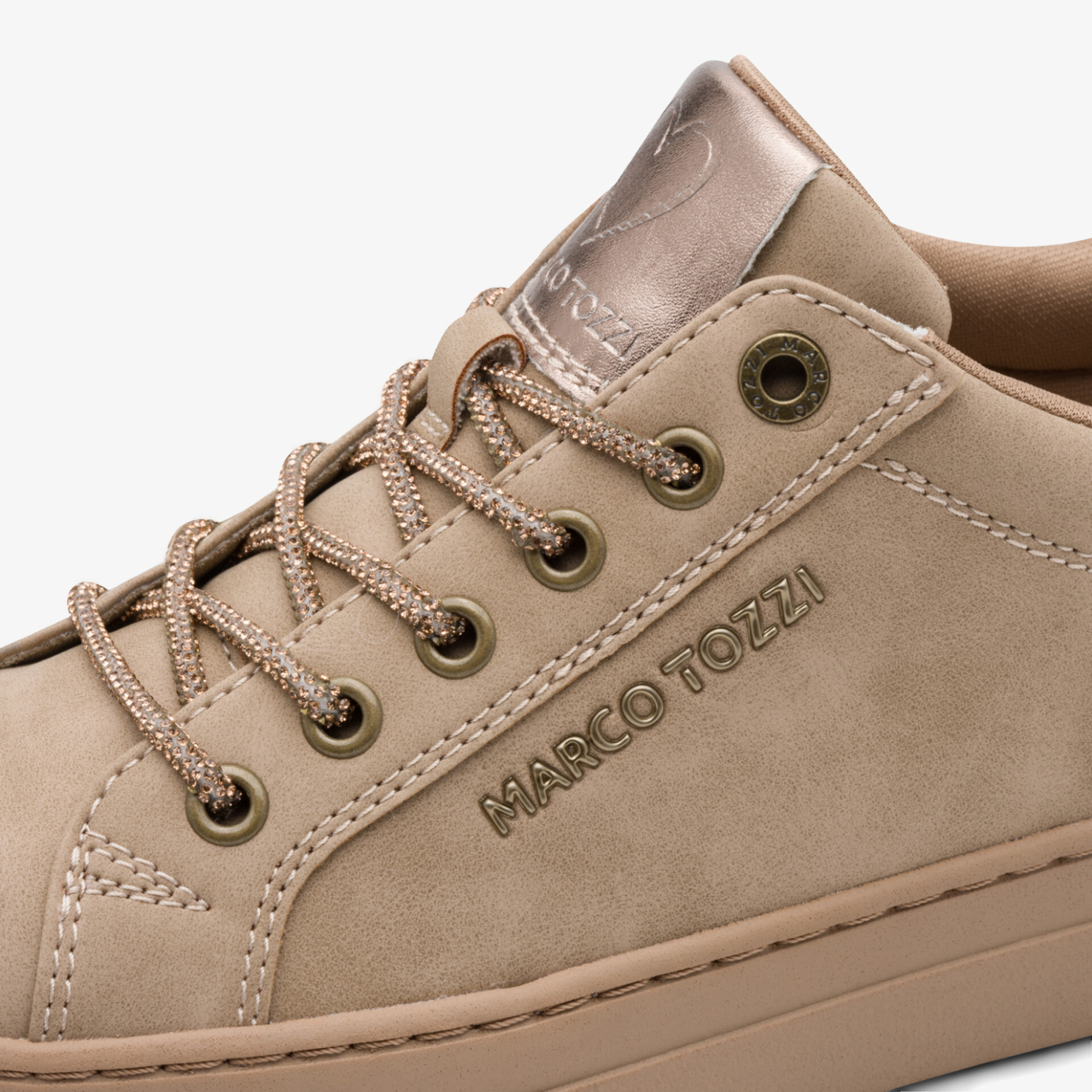 Beiger Sneaker mit feiner Naht, Metallösen und prägnantem Logo für zeitlosen Stil und Komfort