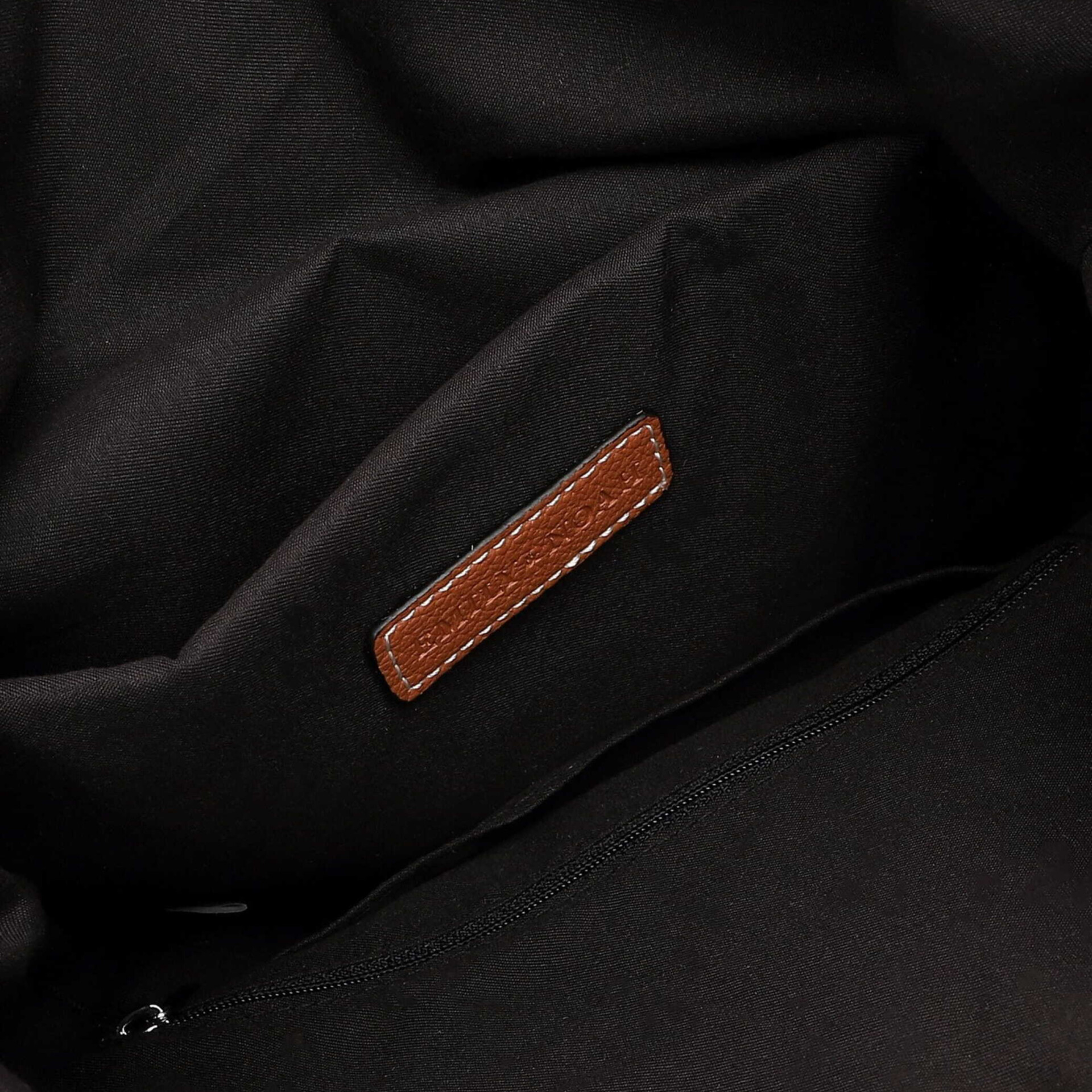 Detailaufnahme der hochwertigen, fein vernähten Innenseite aus schwarzem Material mit elegantem braunem Label