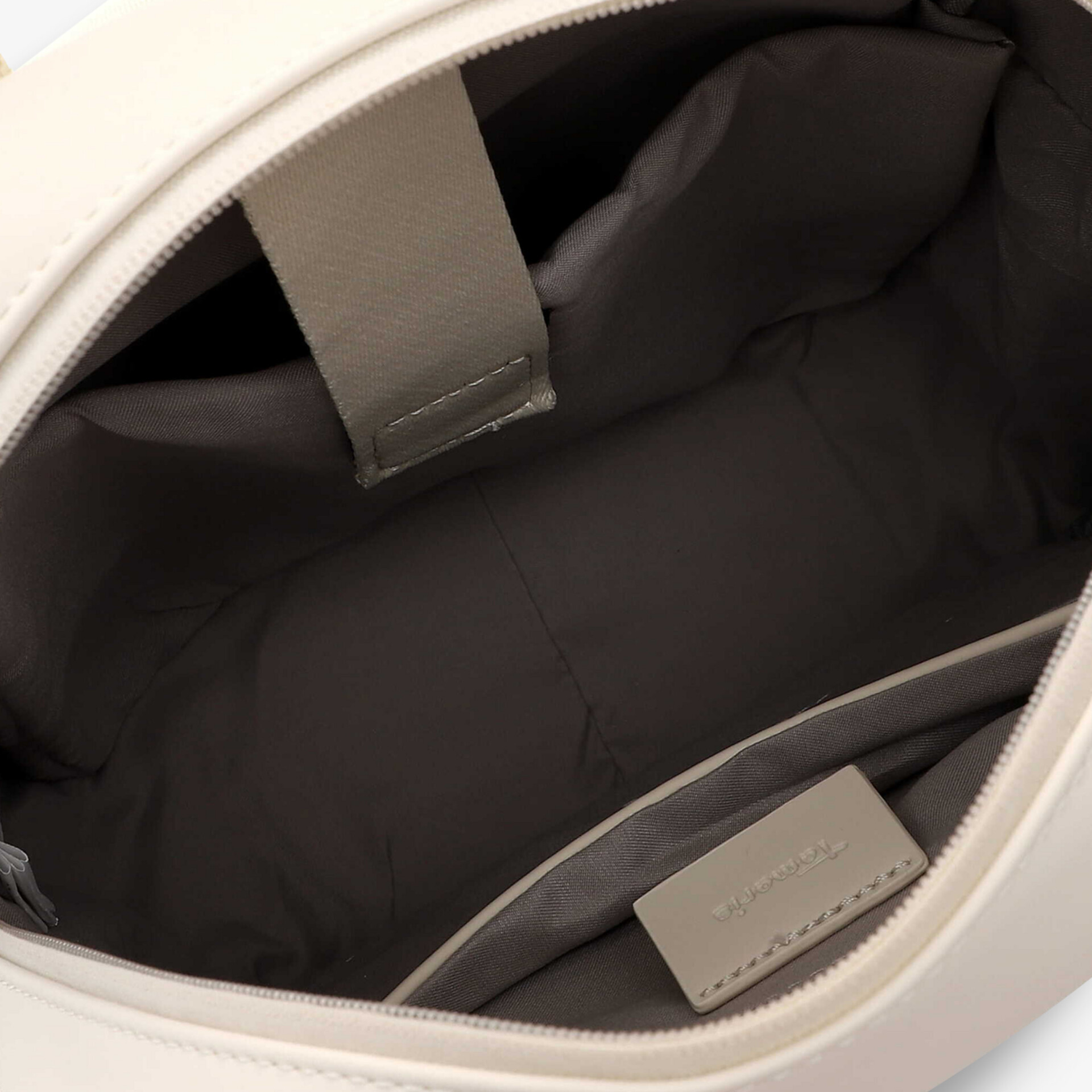 Innenansicht einer Tasche mit geräumigem, hochwertigem Innenfutter und praktischer Aufteilung