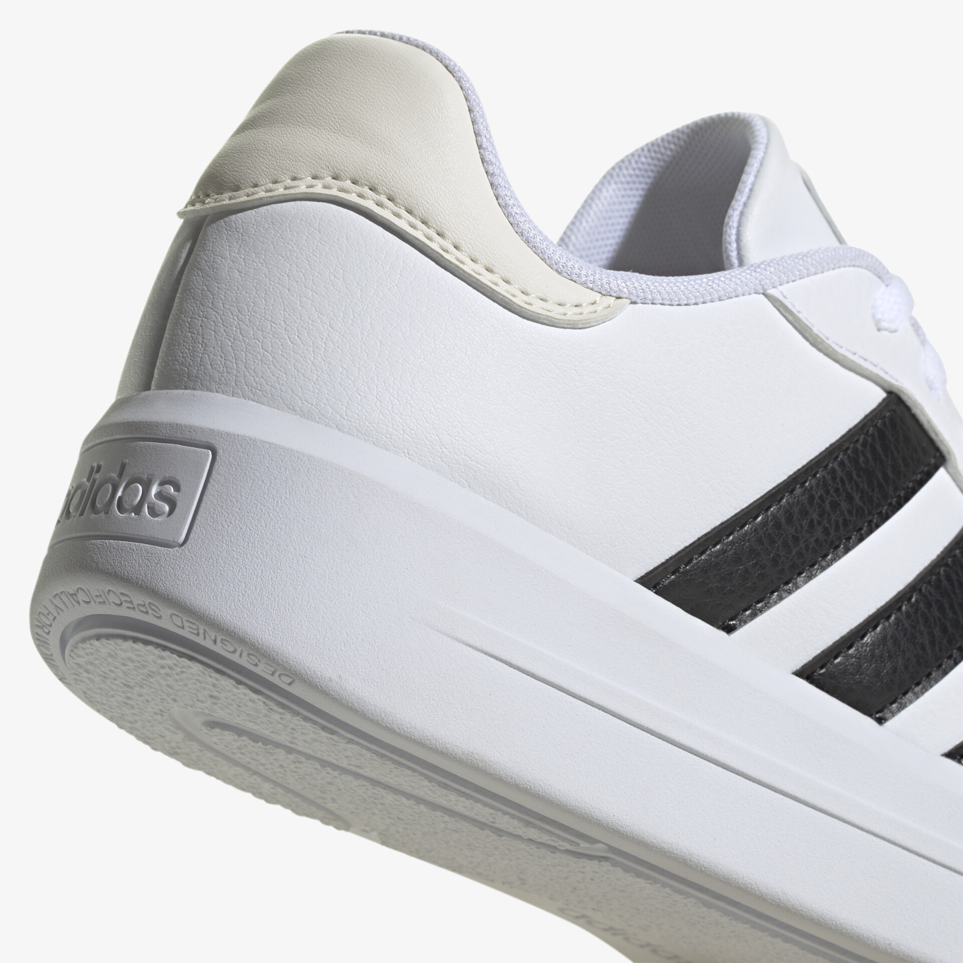 Moderner Sneaker mit markanten Streifen und robuster Sohle für vielseitigen Einsatz und hohen Tragekomfort.