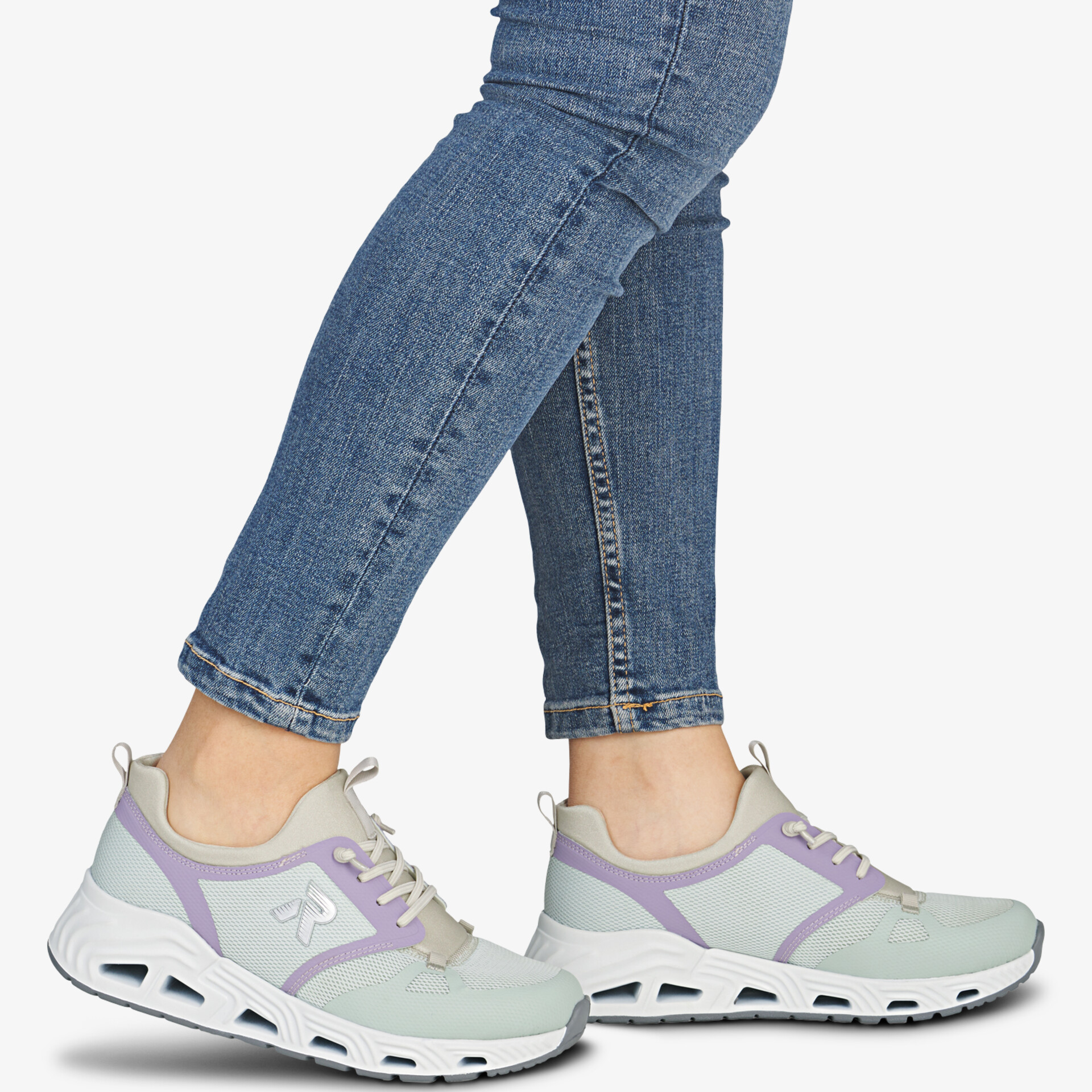 Leichter Sportschuh in hellen Farben, atmungsaktiv und bequem mit flexibler Sohle, am Fuß getragen