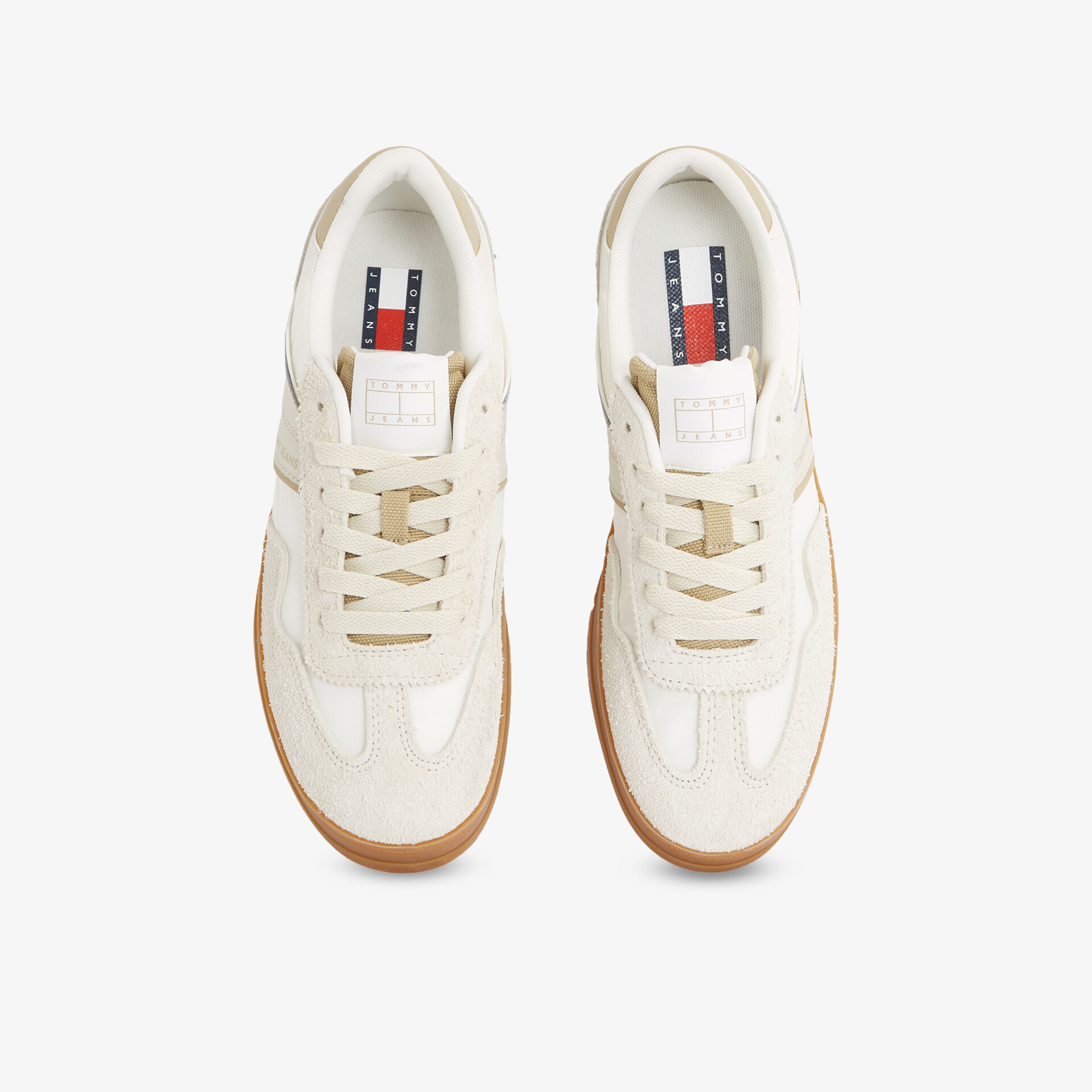 Weißes sportliches Sneaker-Paar mit langlebiger Sohle und atmungsaktivem Material, perfekte Passform für Alltag und Freizeit