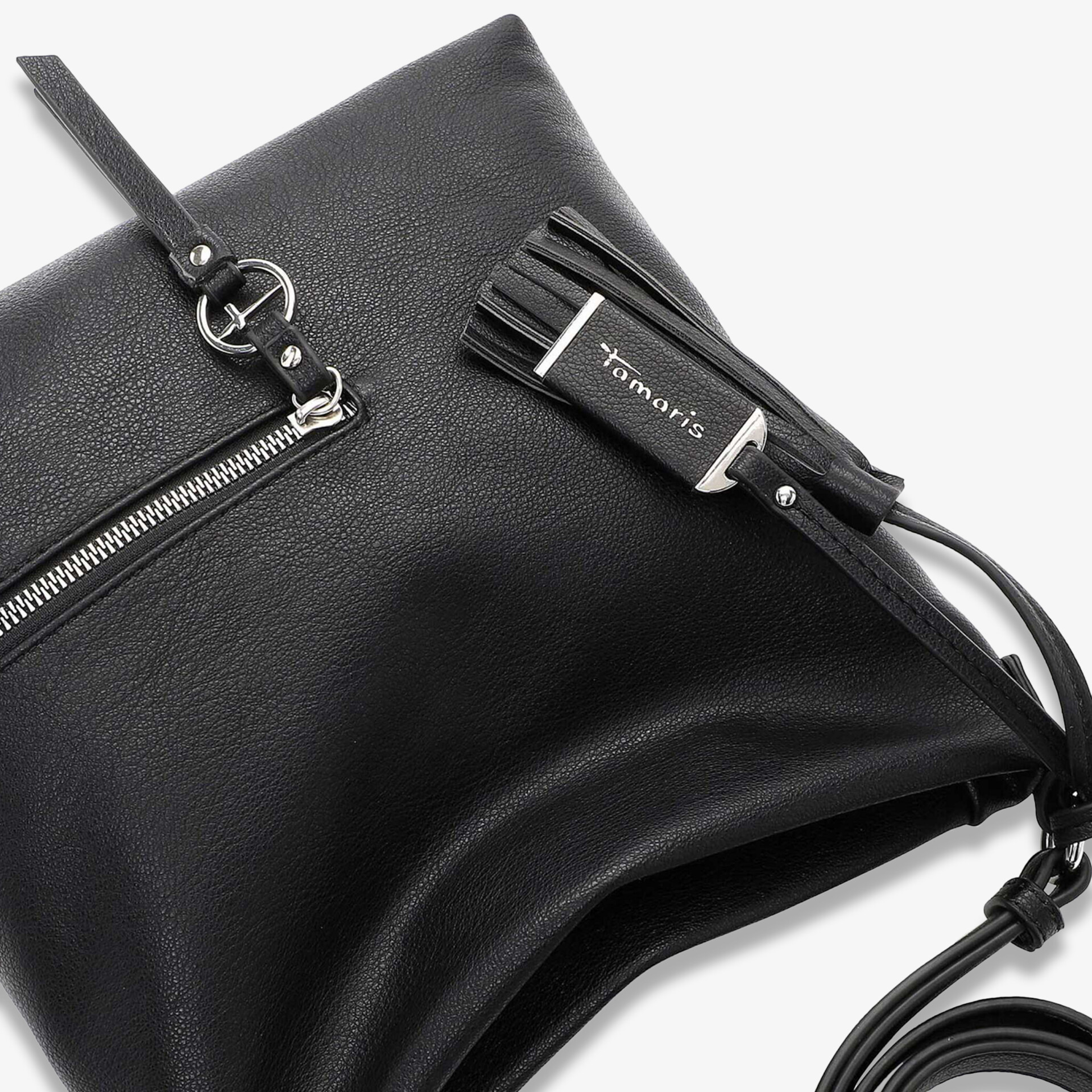 Detailaufnahme einer schwarzen Tasche mit feiner Naht, elegantem Reißverschluss und modernem Logo-Detail