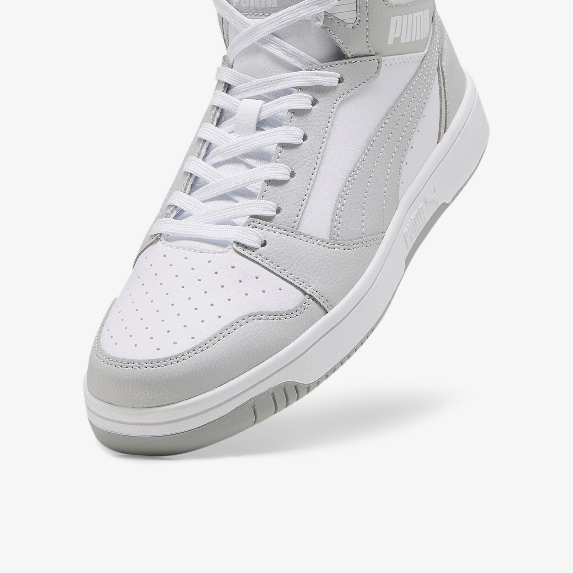 Sportlicher hoher Sneaker in Grau und Weiß mit atmungsaktiven Materialien und gepolsterter Zunge, komfortabel und langlebig