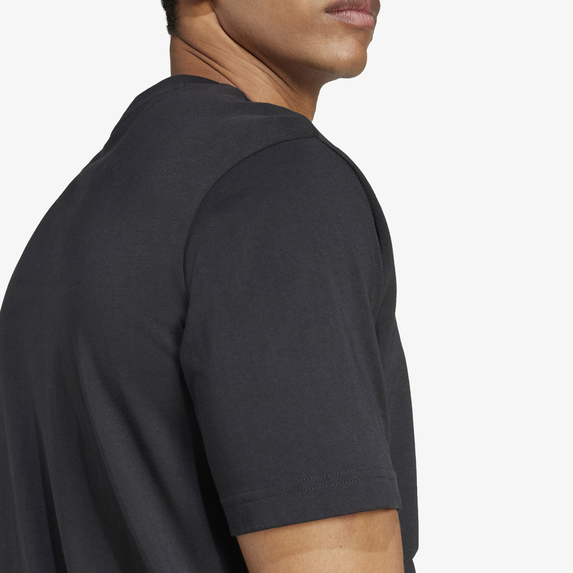 Detailaufnahme eines schwarzen T-Shirts mit kurzärmeliger, angenehmer und hochwertiger Qualität