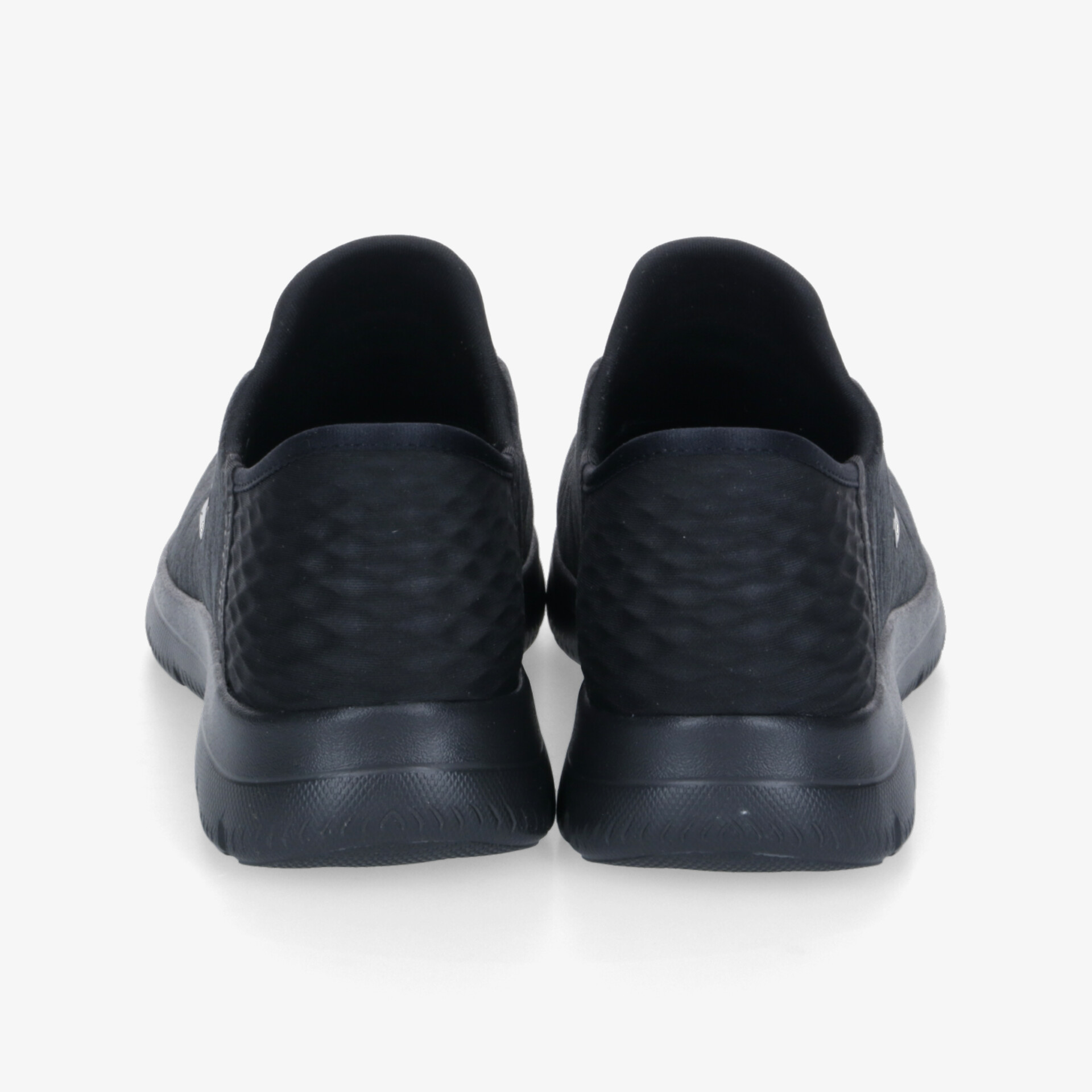 Schwarze Schuhe in Rückansicht mit rutschfester Sohle und ergonomischem, robustem Design