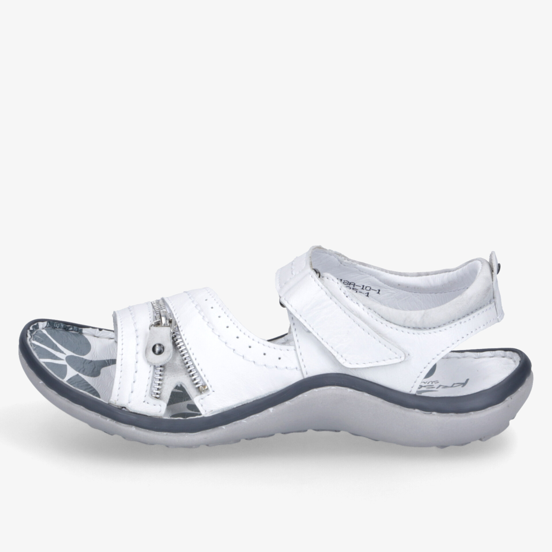 Weiße Komfort-Sandale mit verstellbaren Riemen und rutschfester Sohle, seitliche Ansicht, flexibel und leicht