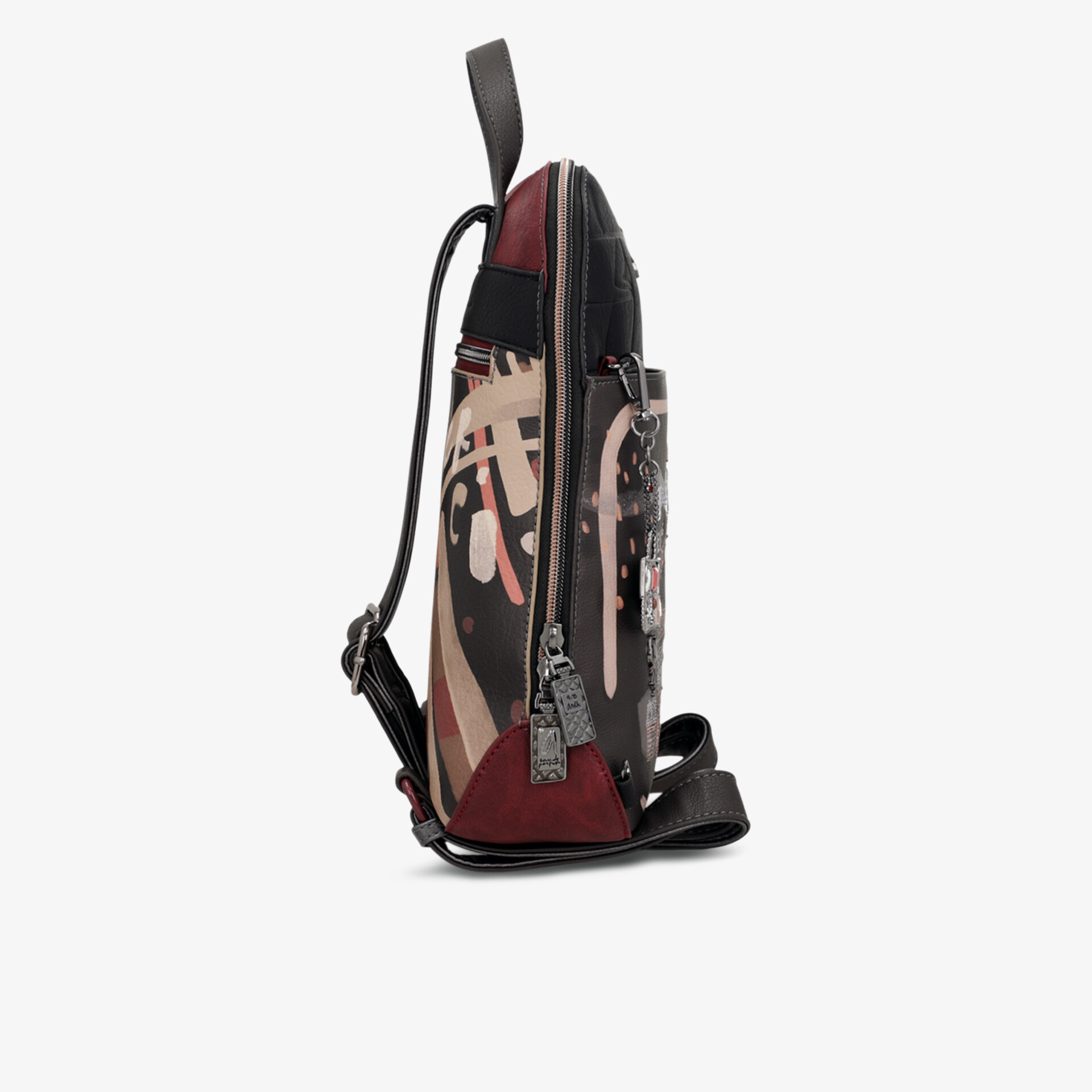 Seitliche Ansicht eines modischen Rucksacks mit robustem Reißverschluss und ergonomischem Tragegriff