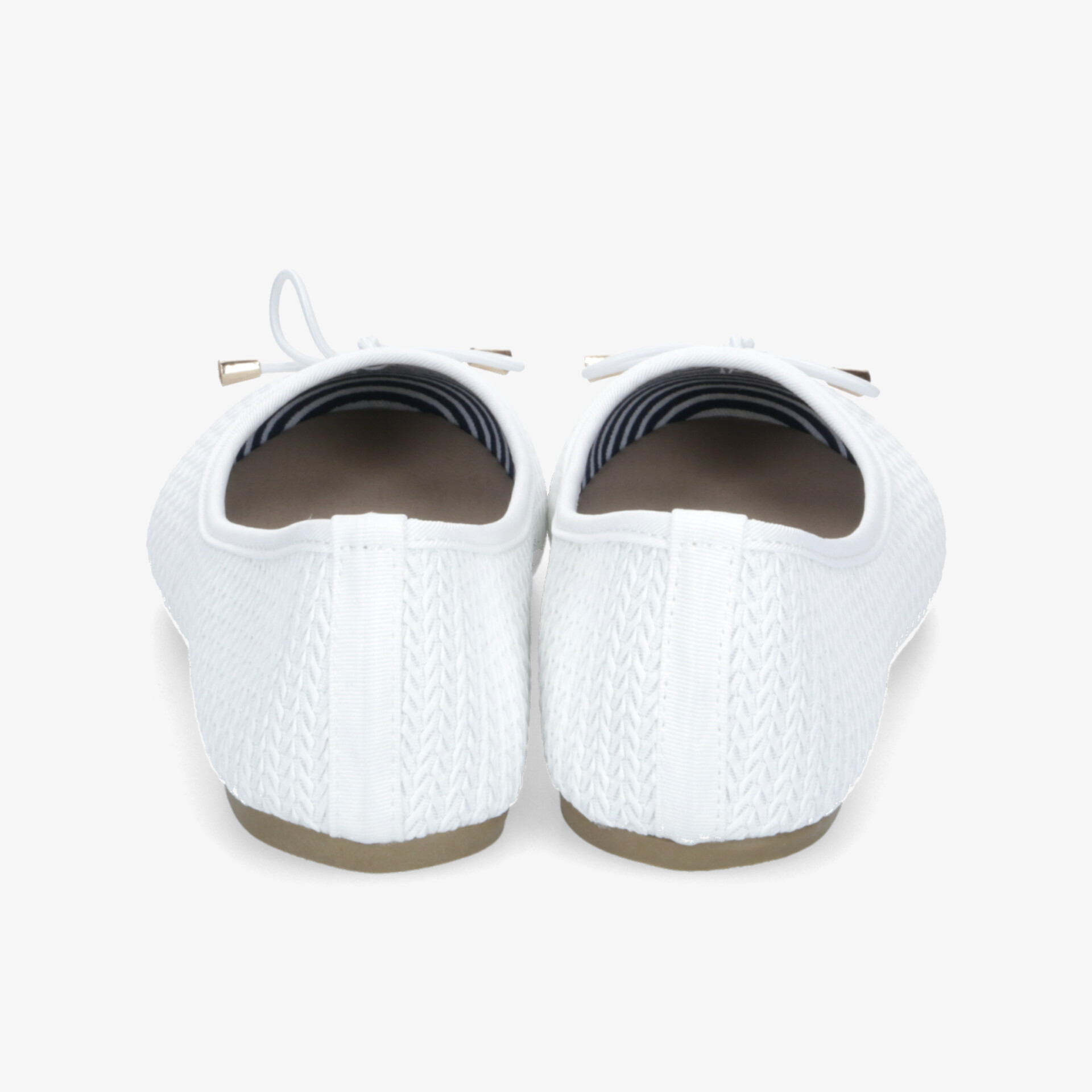 Rückansicht von weißen Schuhen mit Flechtoptik, komfortabel und leicht zu tragen