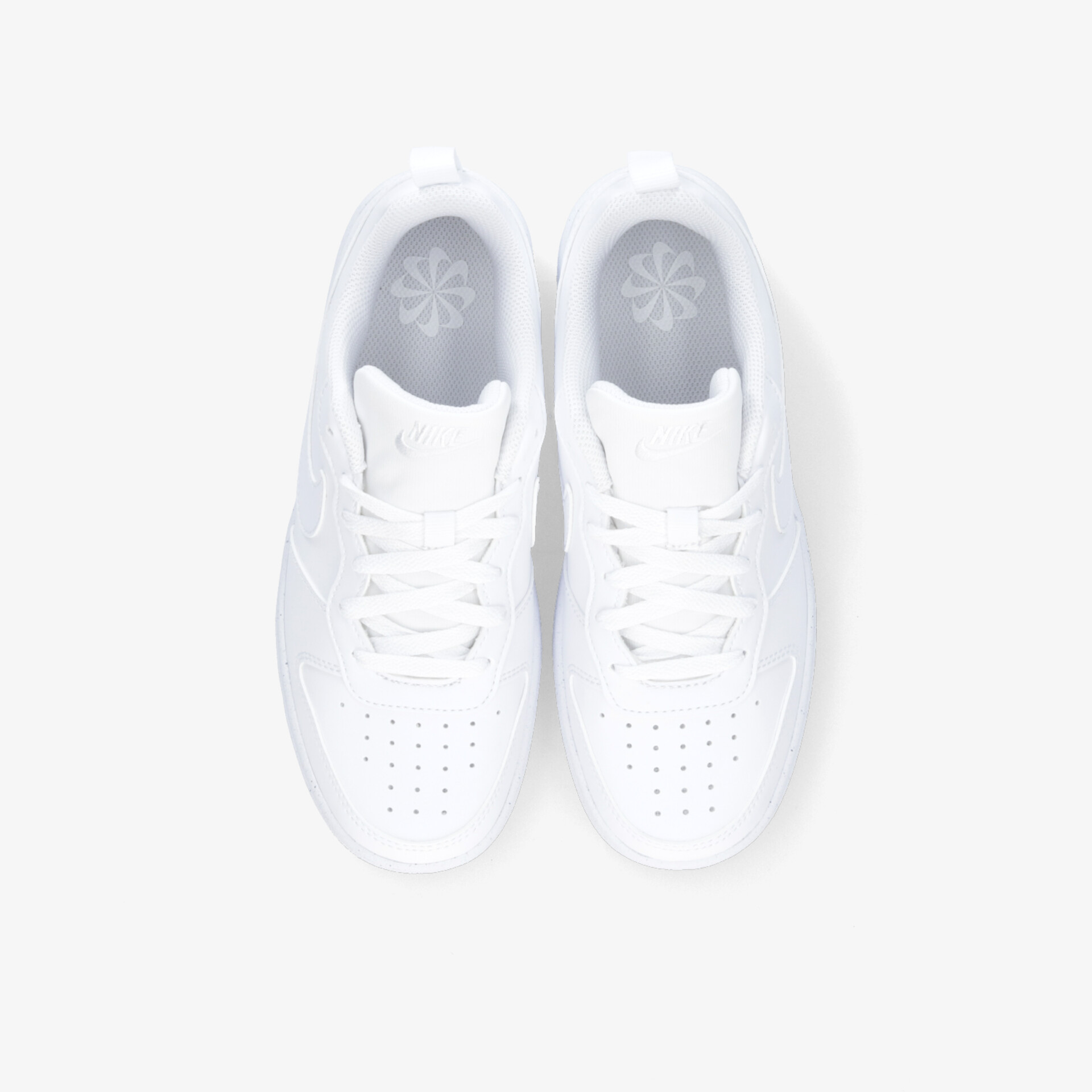 Weiße Sneaker mit klassischem Design und perforierten Details bieten Komfort und Stil für den Alltag.