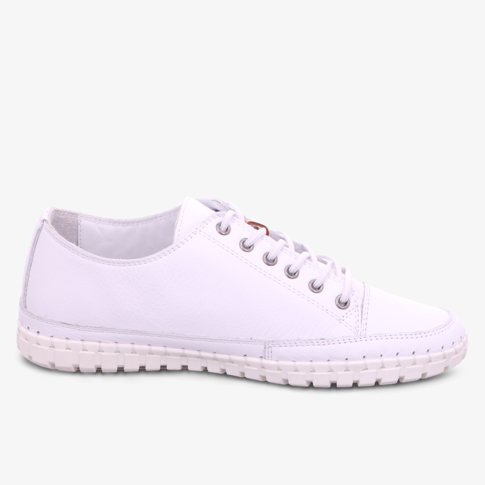 Moderner weißer Sneaker mit flexibler und rutschfester Sohle für bequemen Tragekomfort.