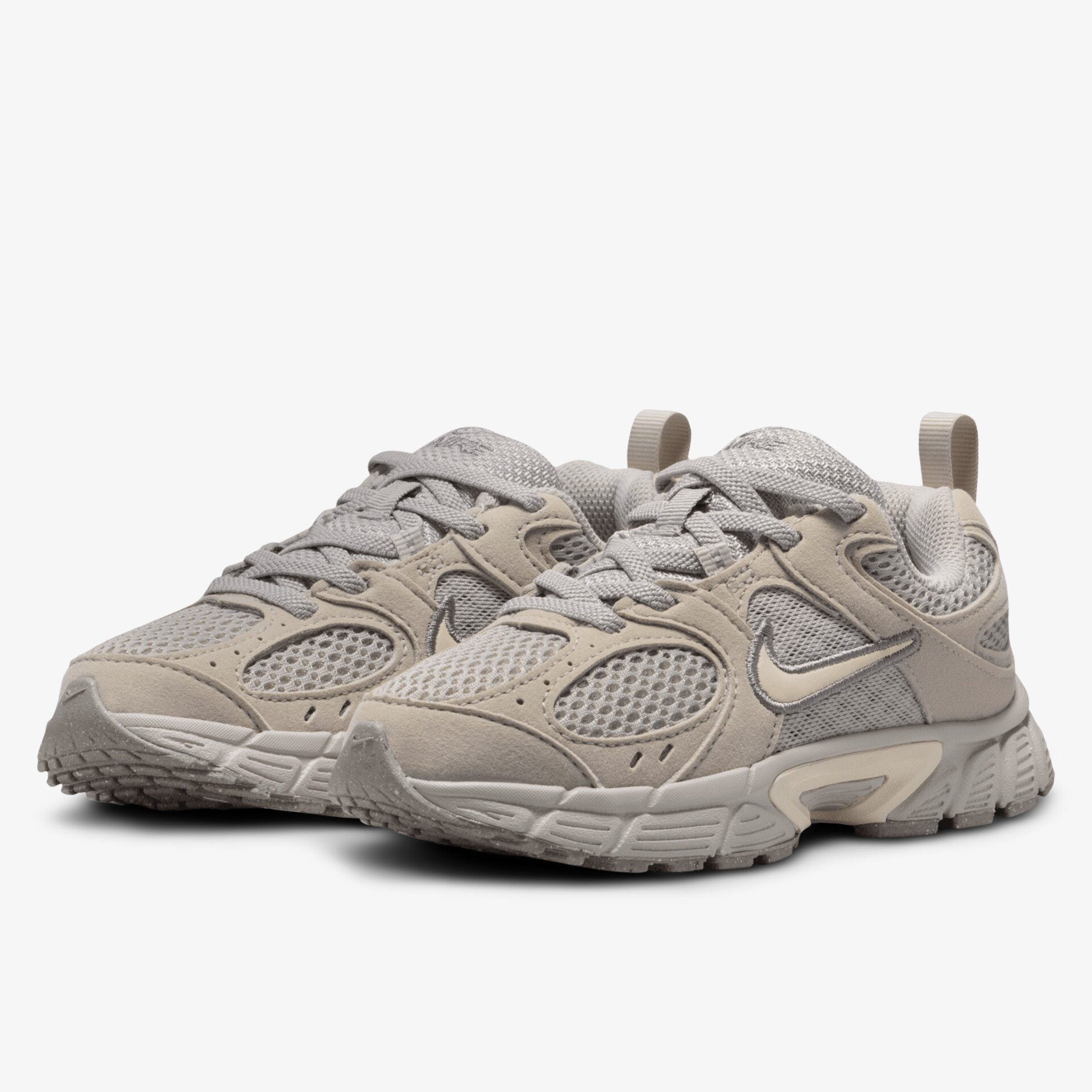 Bequeme, sportliche Sneaker mit atmungsaktivem Design und robustem Profil